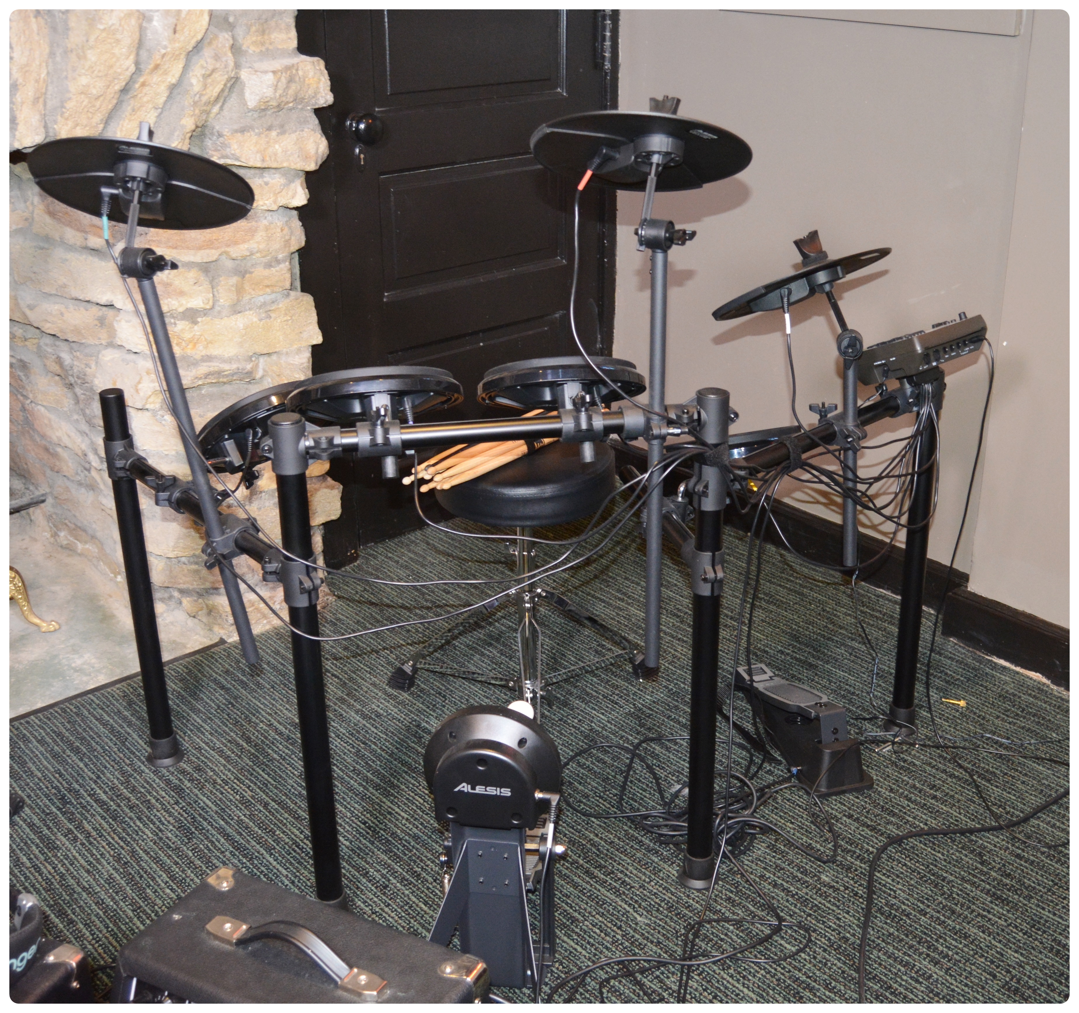 Alesis "Nitro Mesh" Electronic Drum Set with Fender Frontman 15G Amp