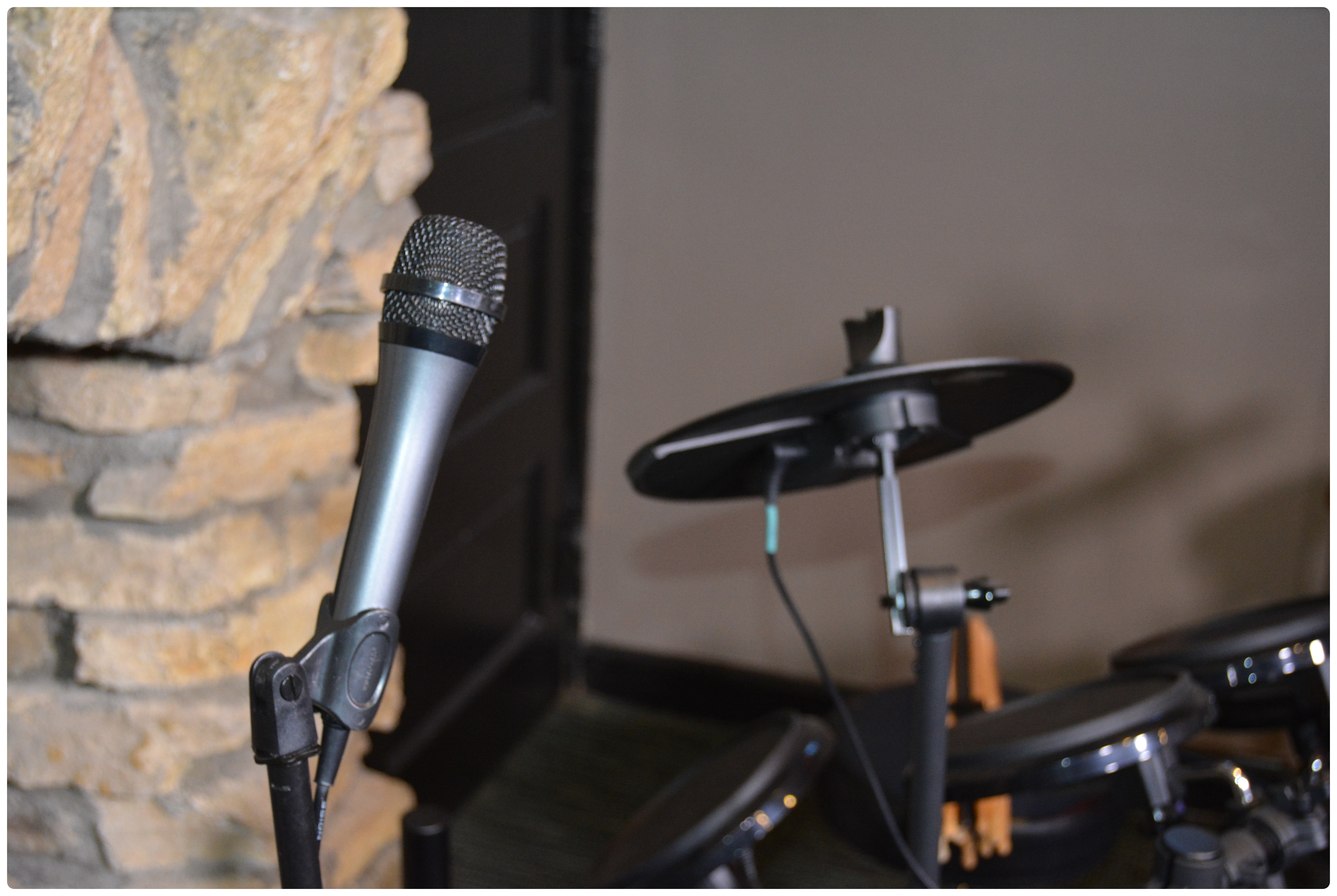 Alesis "Nitro Mesh" Electronic Drum Set with Fender Frontman 15G Amp