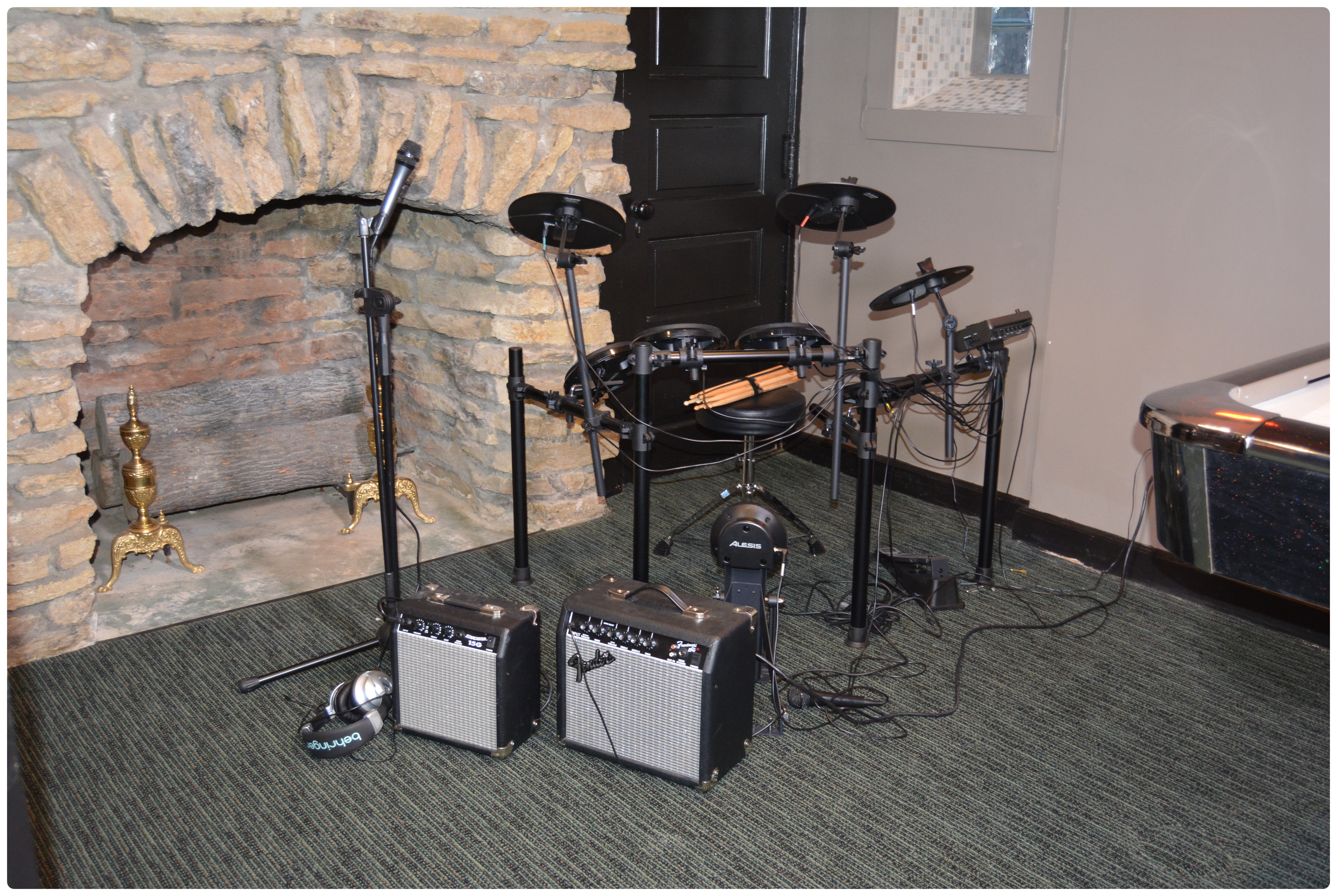 Alesis "Nitro Mesh" Electronic Drum Set with Fender Frontman 15G Amp