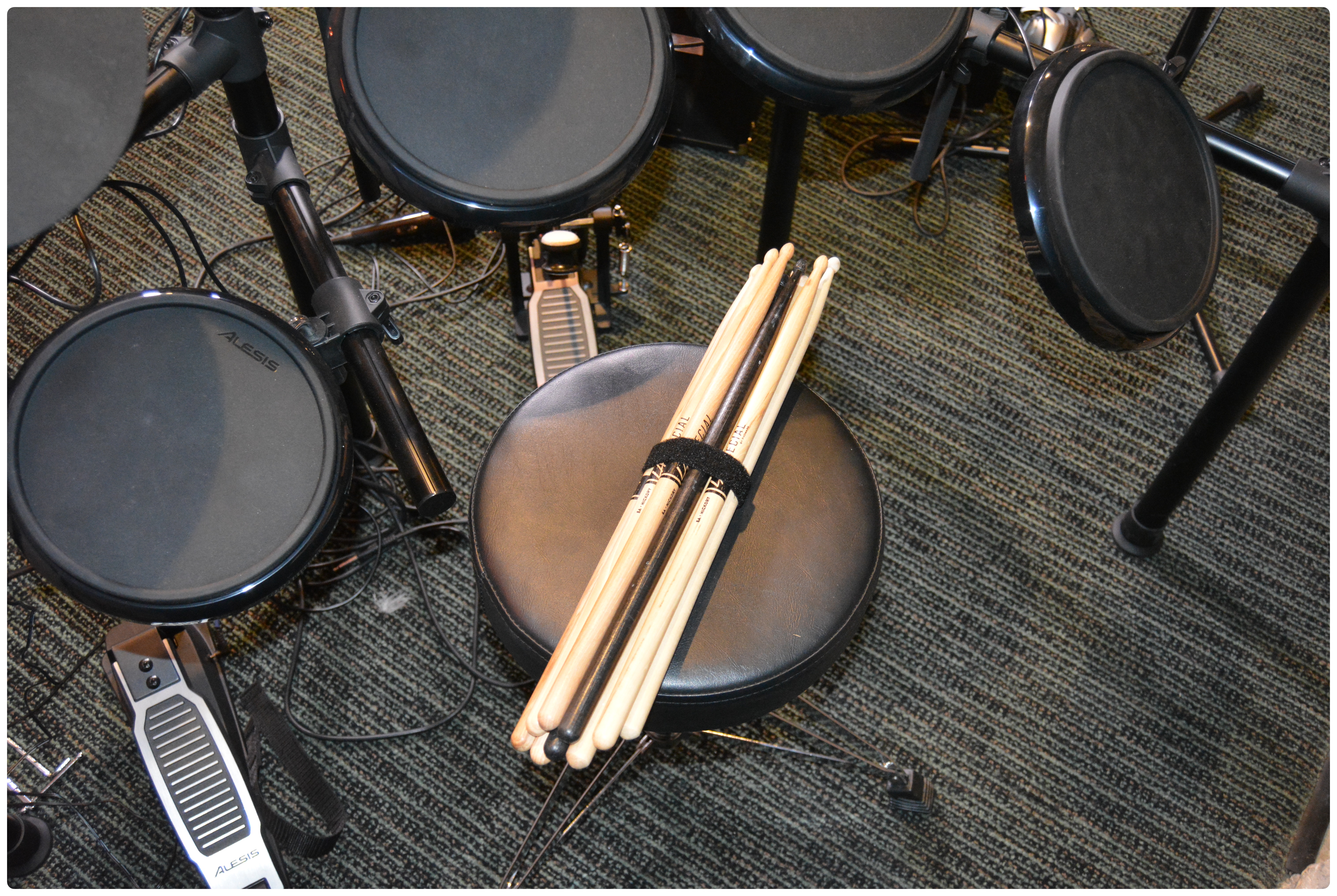 Alesis "Nitro Mesh" Electronic Drum Set with Fender Frontman 15G Amp