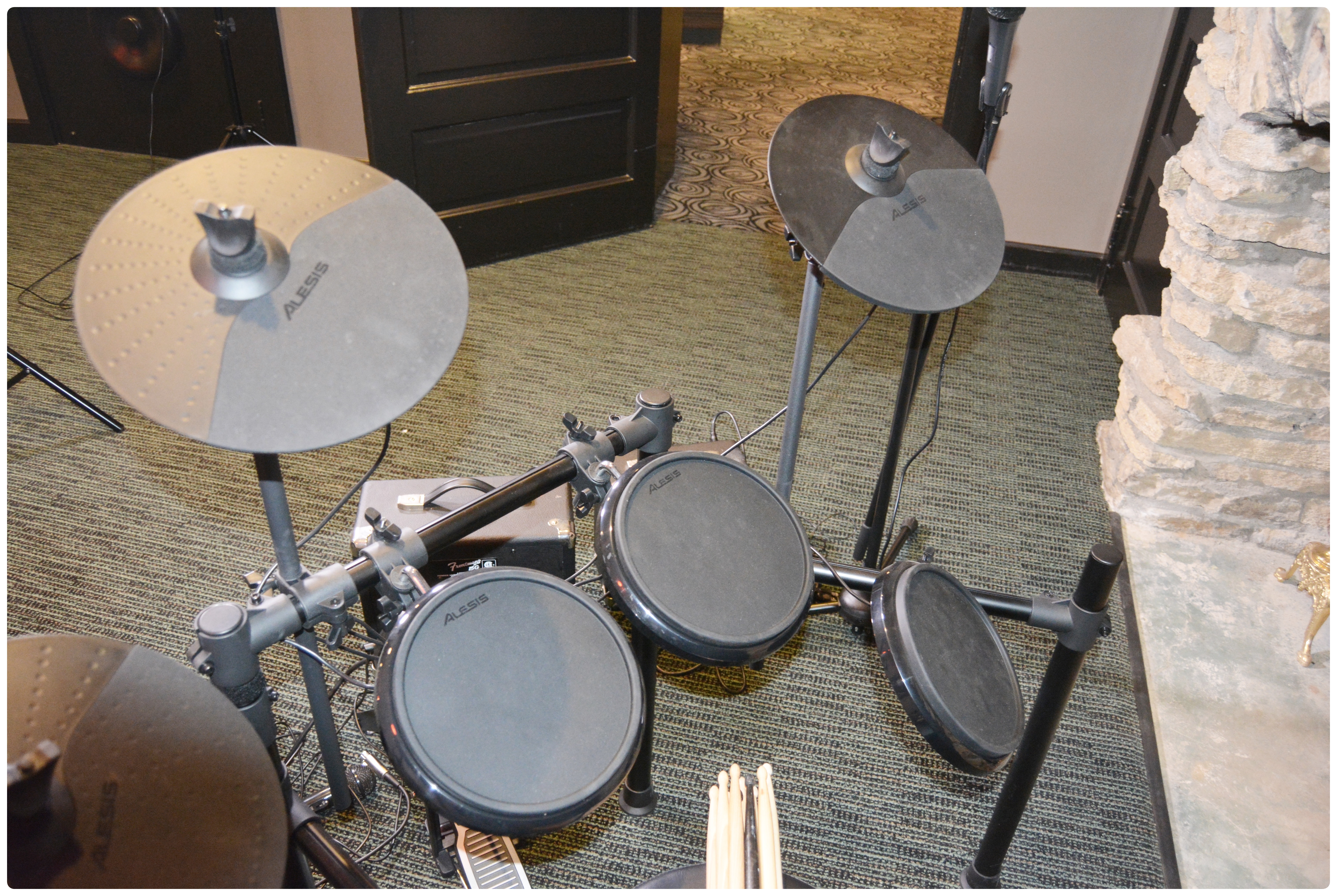 Alesis "Nitro Mesh" Electronic Drum Set with Fender Frontman 15G Amp