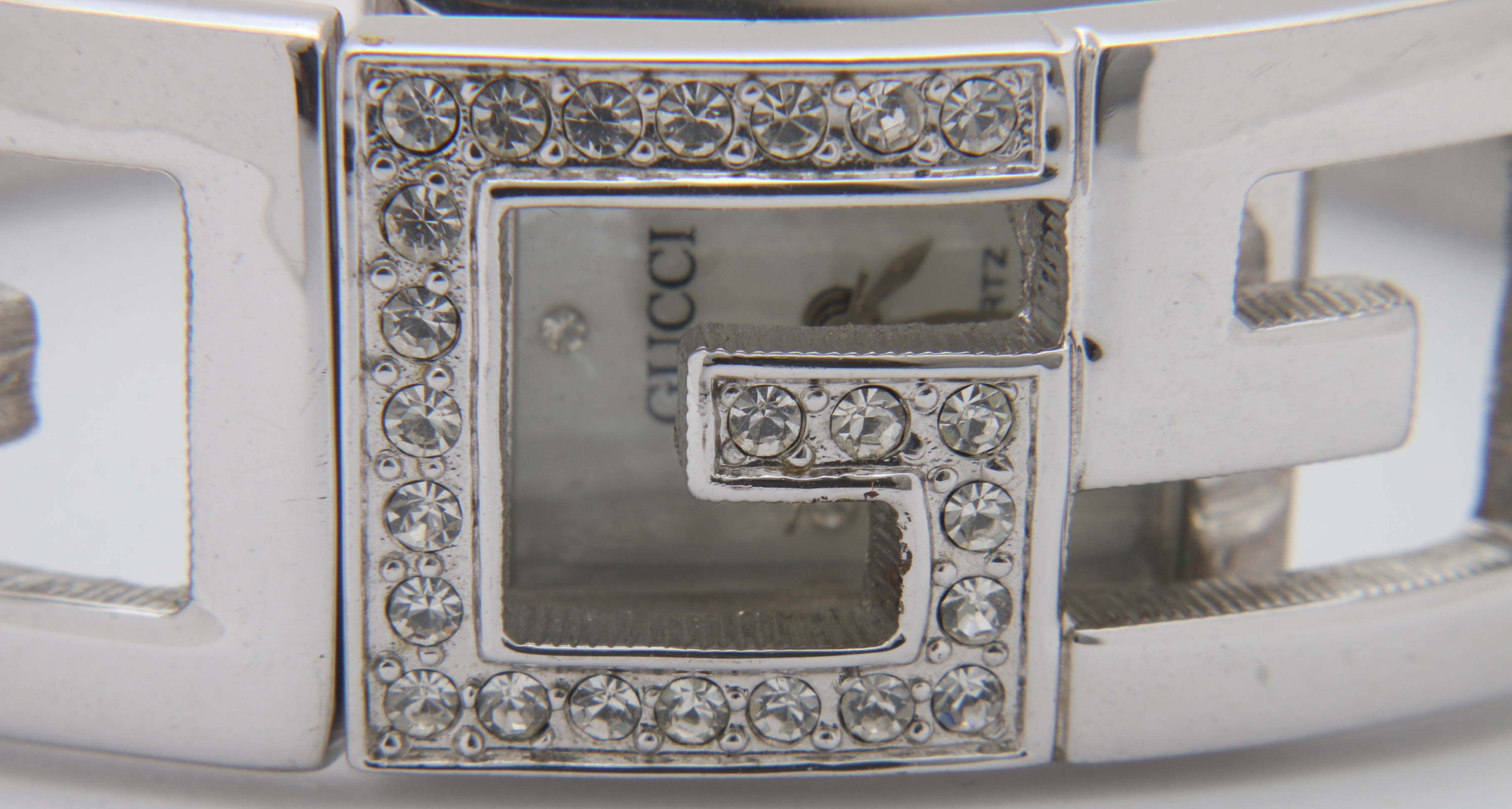 Gucci Logo Sterling Silver Hinged Bangle REF: 2201 Watch