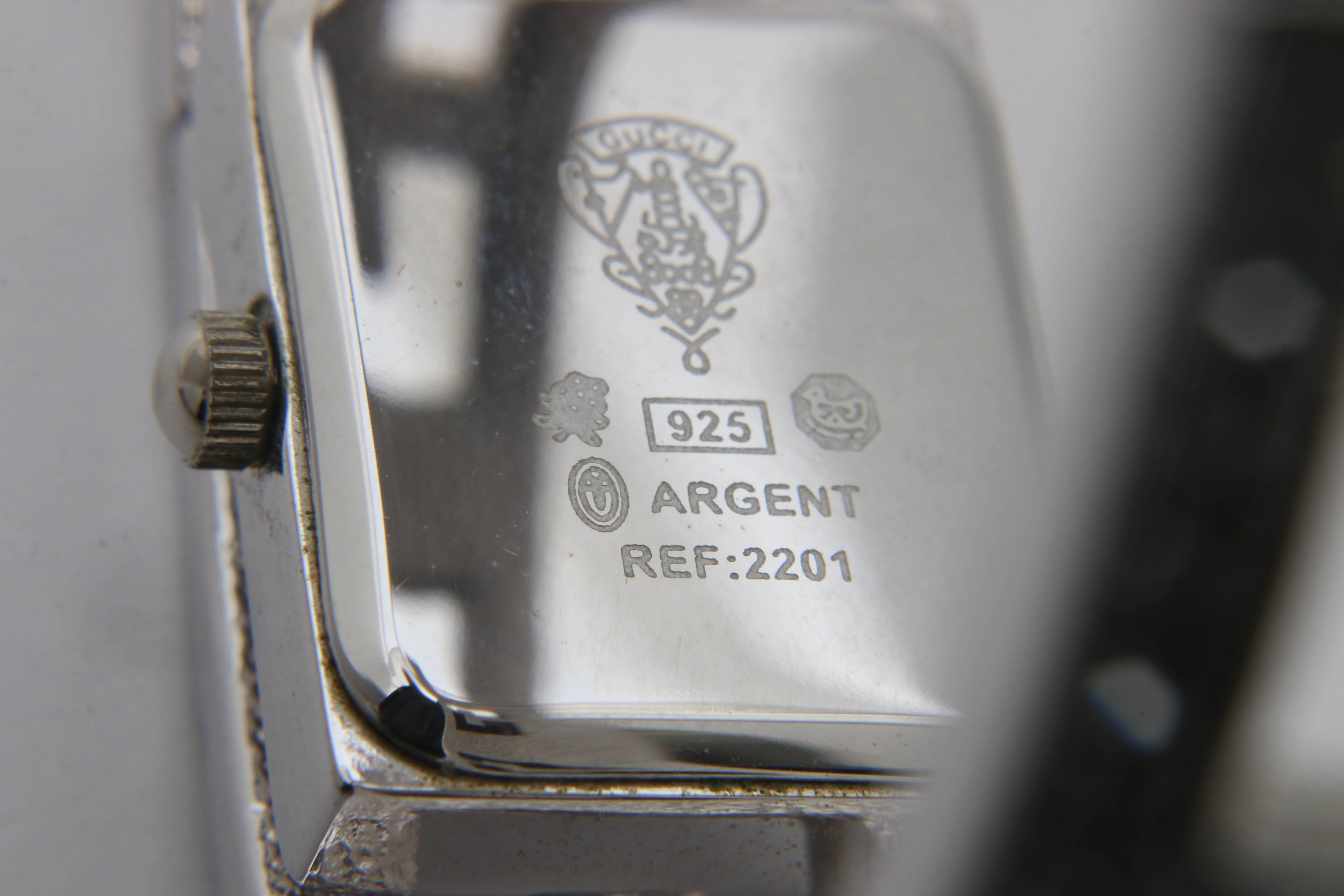 Gucci Logo Sterling Silver Hinged Bangle REF: 2201 Watch