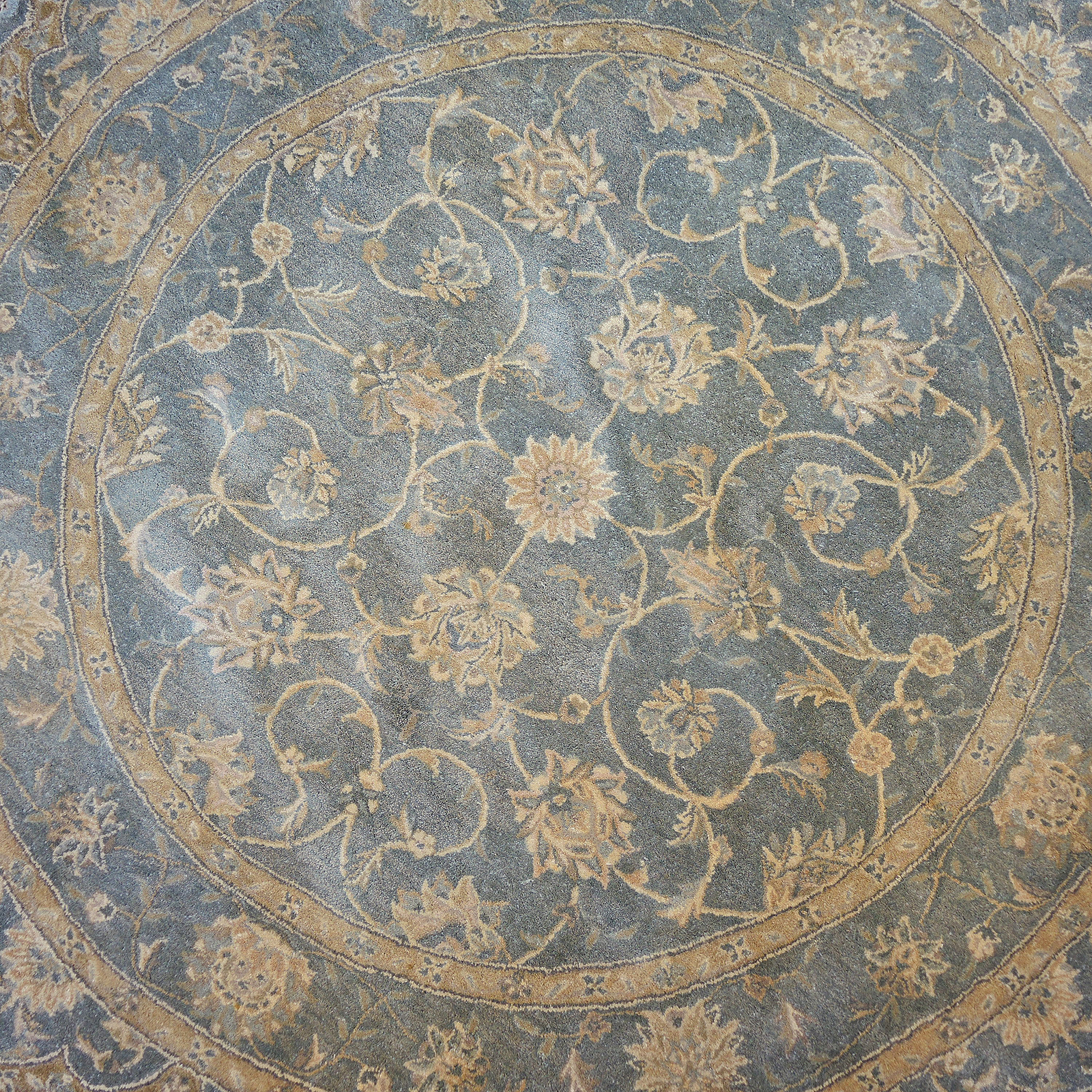 Tufted Round Scalloped Edge Rug from The Rug Gallery