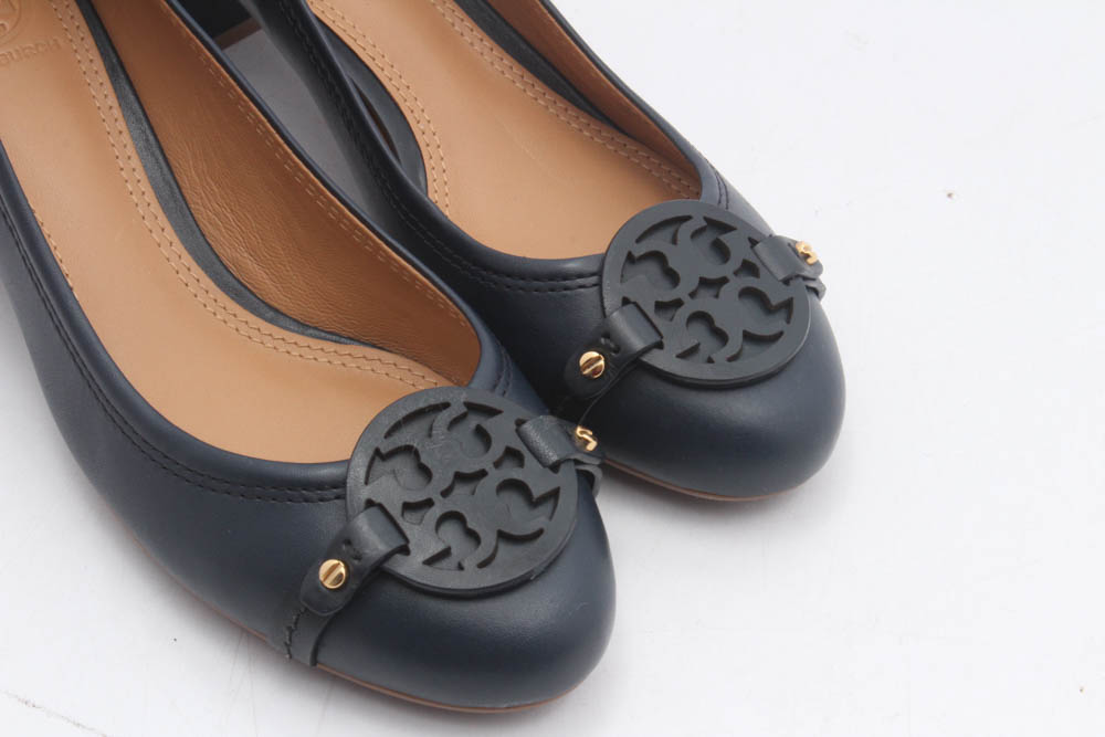 Tory Burch Navy Leather and Blue Suede Logo Low-Heeled Pumps