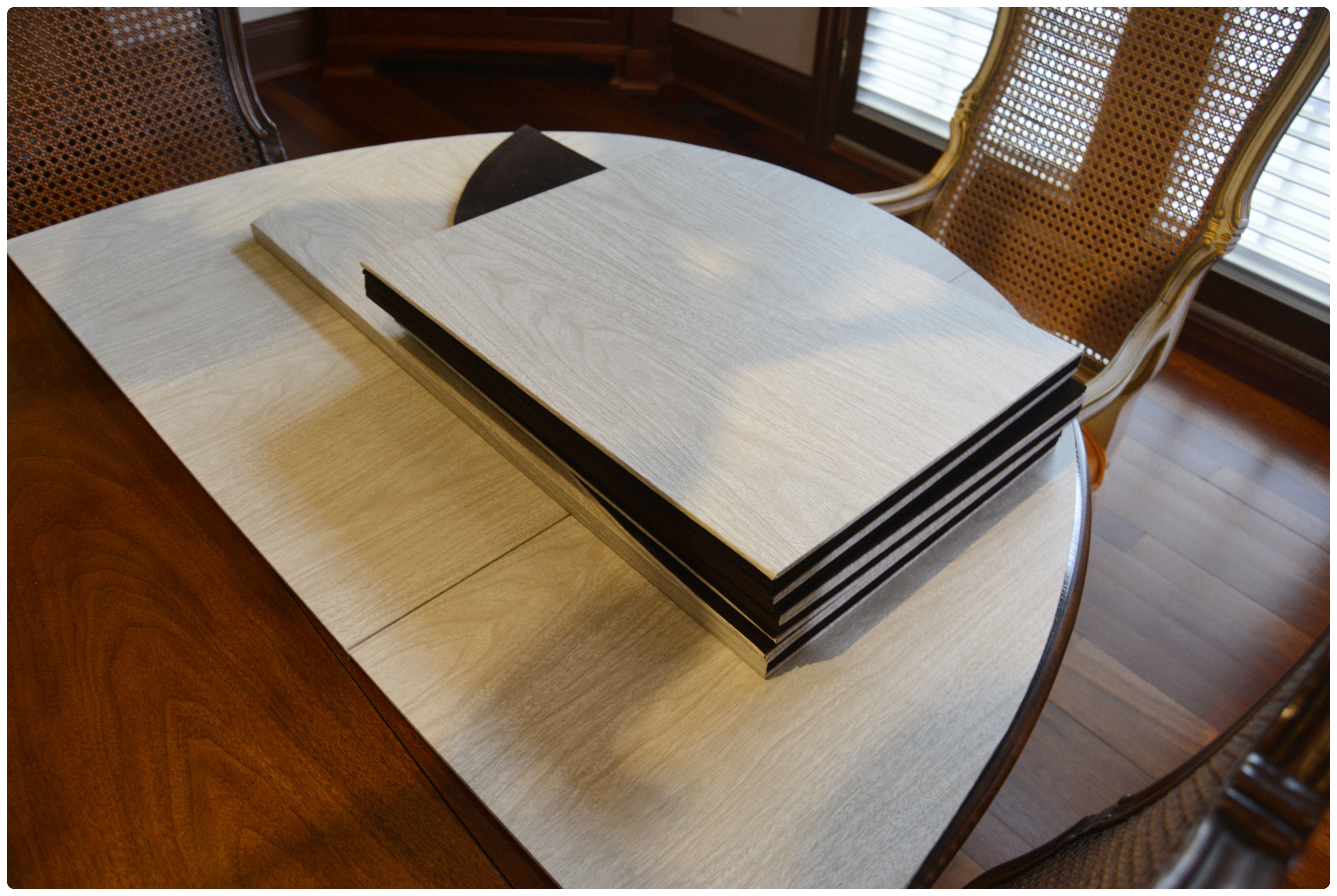 Karges French Provincial Dining Table and Dining Chairs, Mid to Late 20th C.