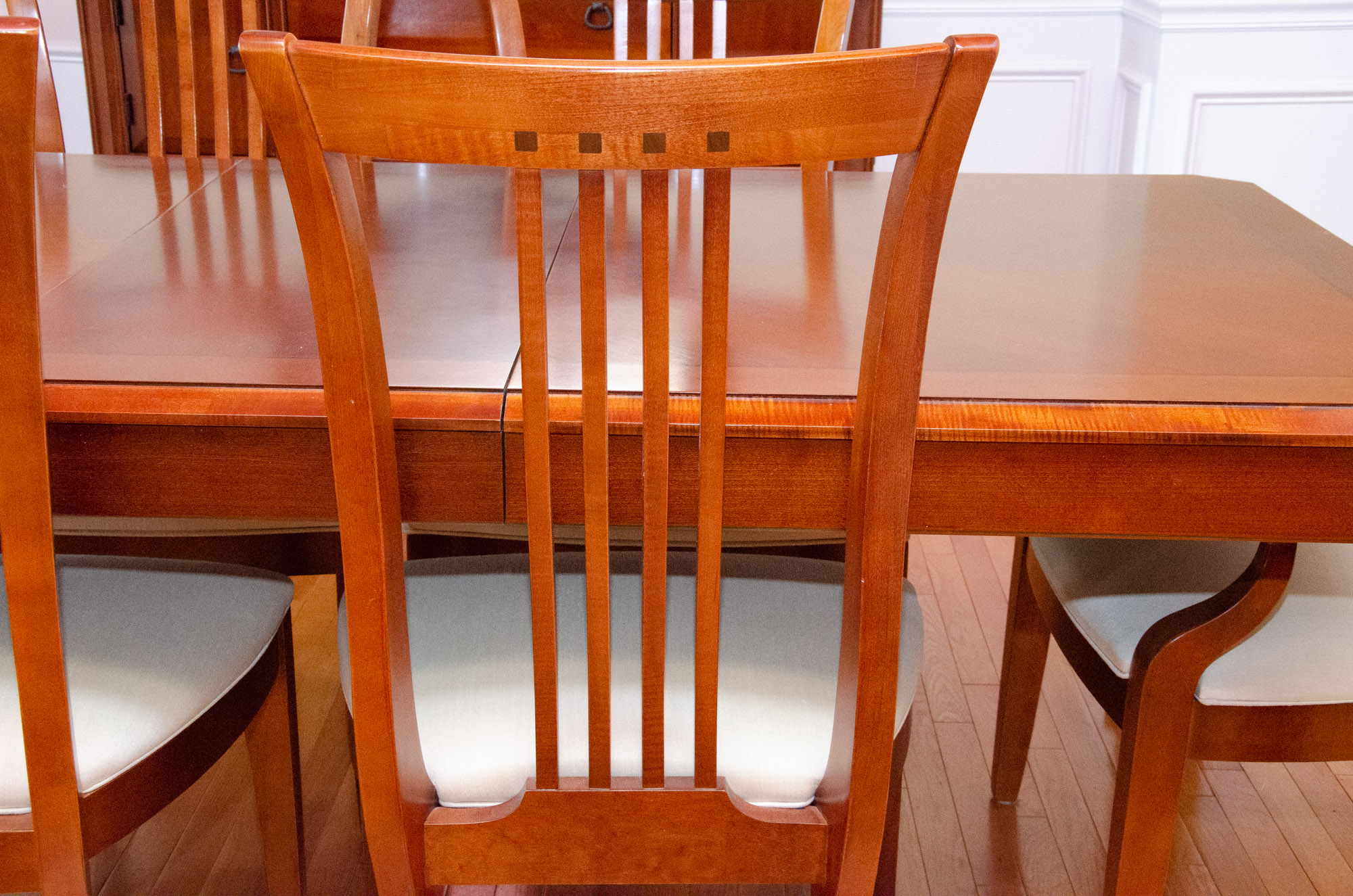 Contemporary Thomasville Cherry Mission Style Dining Table with Chairs