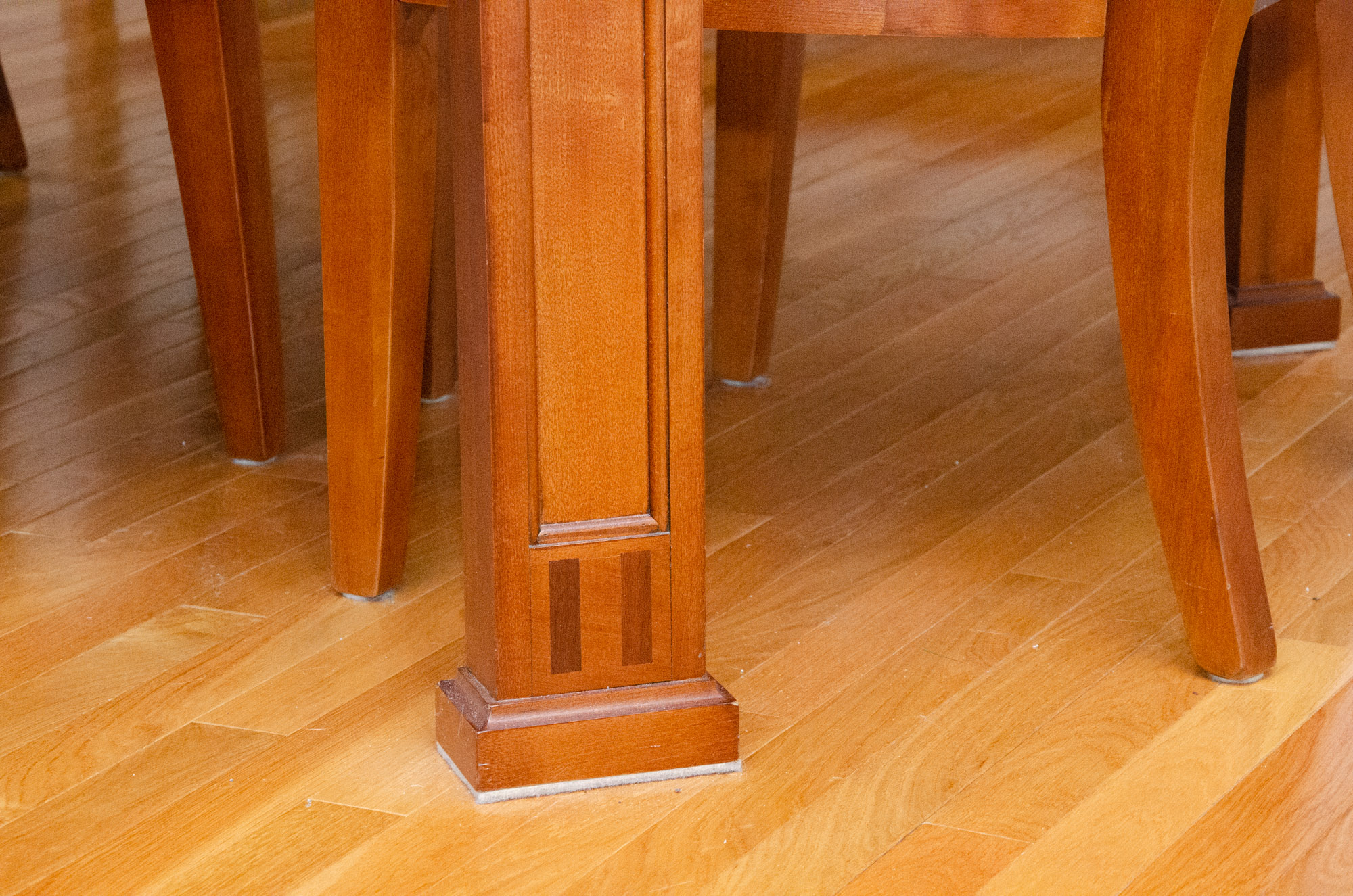 Contemporary Thomasville Cherry Mission Style Dining Table with Chairs