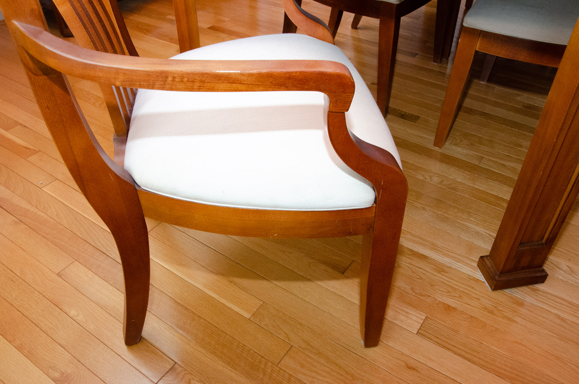 Contemporary Thomasville Cherry Mission Style Dining Table with Chairs