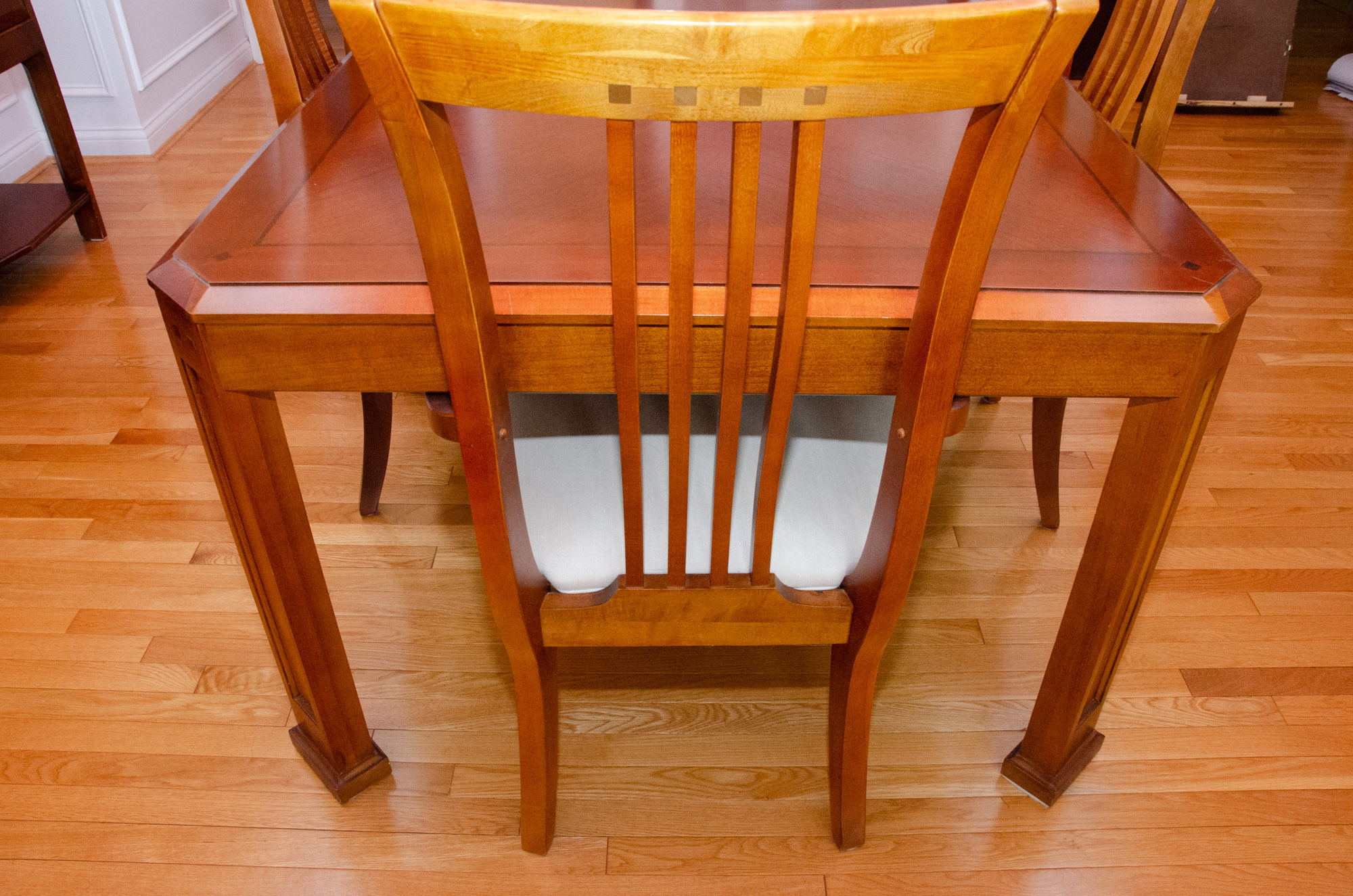 Contemporary Thomasville Cherry Mission Style Dining Table with Chairs