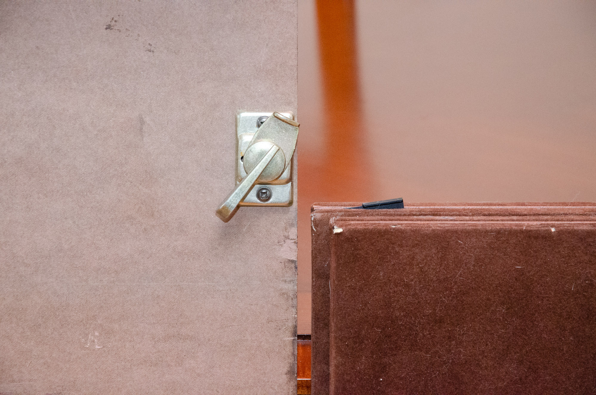 Contemporary Thomasville Cherry Mission Style Dining Table with Chairs