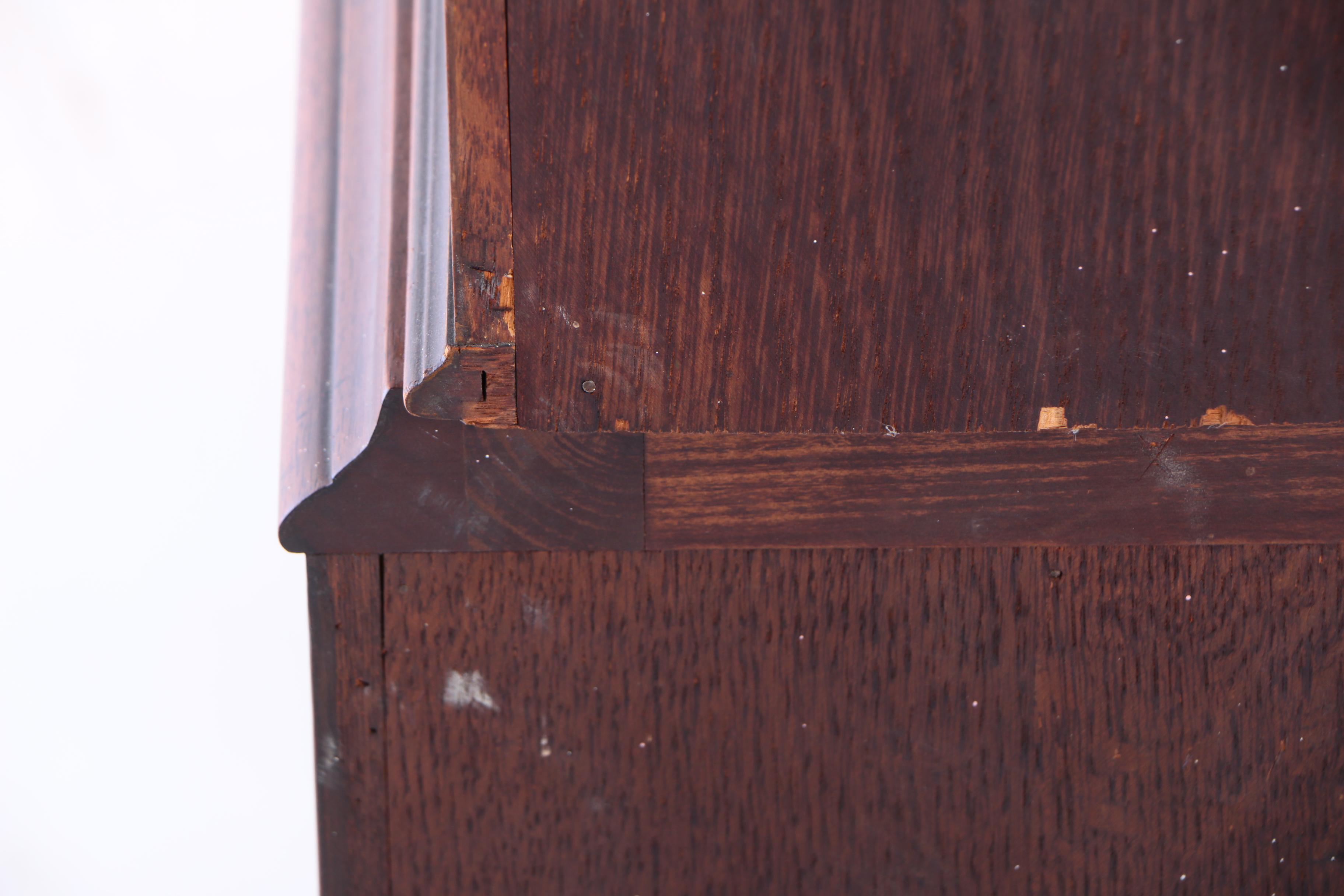 Baker Furniture, Federal Style Mahogany Breakfront China Cabinet, 20th Century