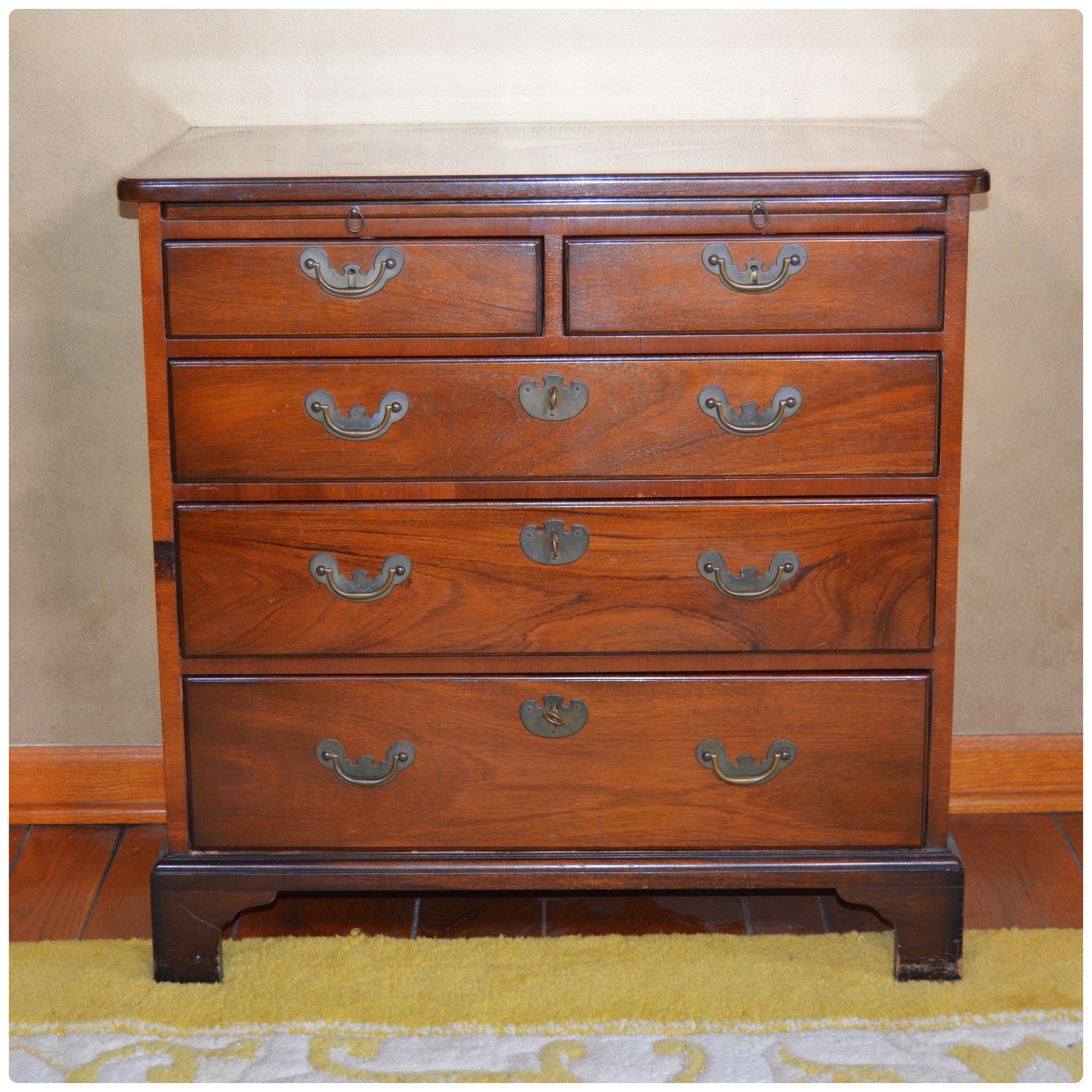 Colonial Williamsburg Restoration Mahogany Chest of Drawers, 20th Century