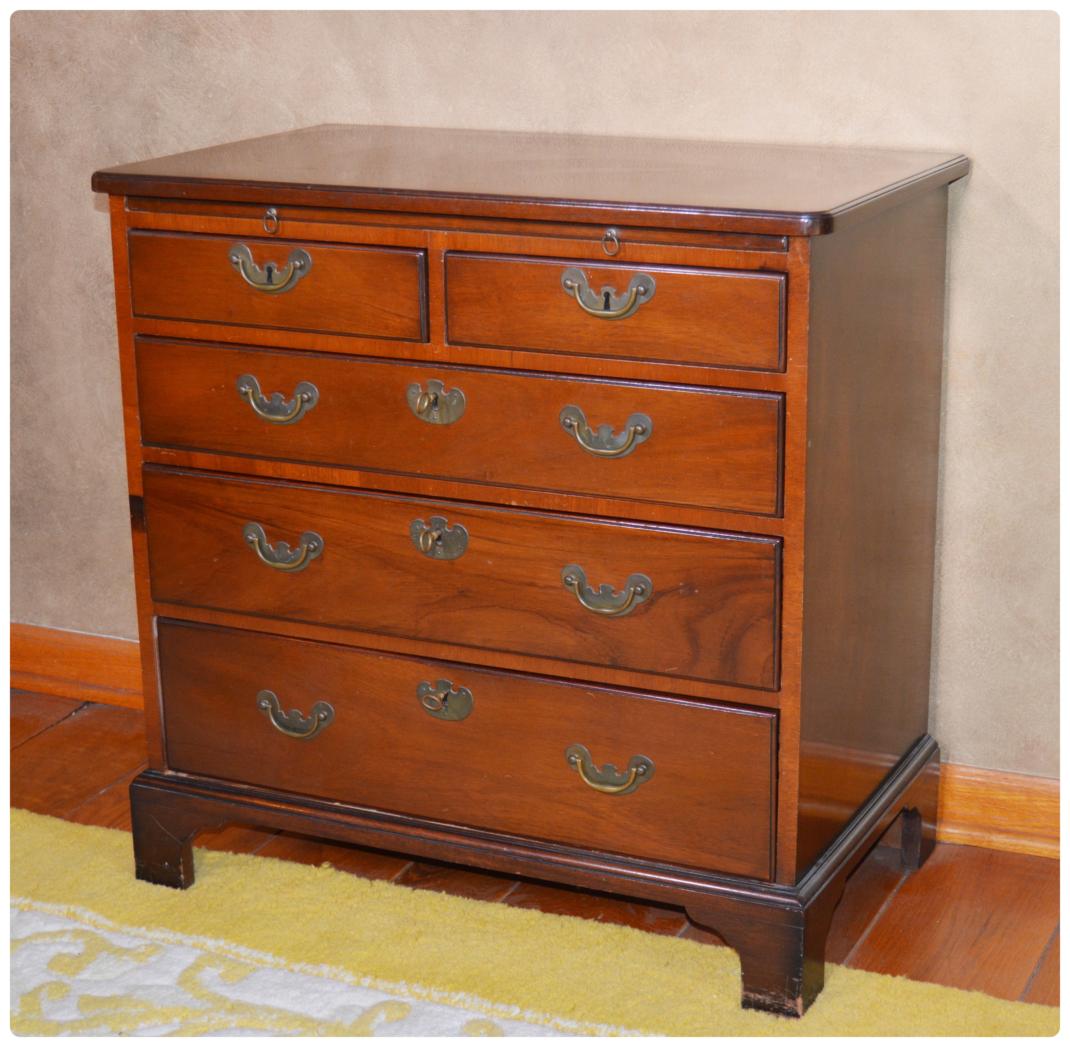 Colonial Williamsburg Restoration Mahogany Chest of Drawers, 20th Century