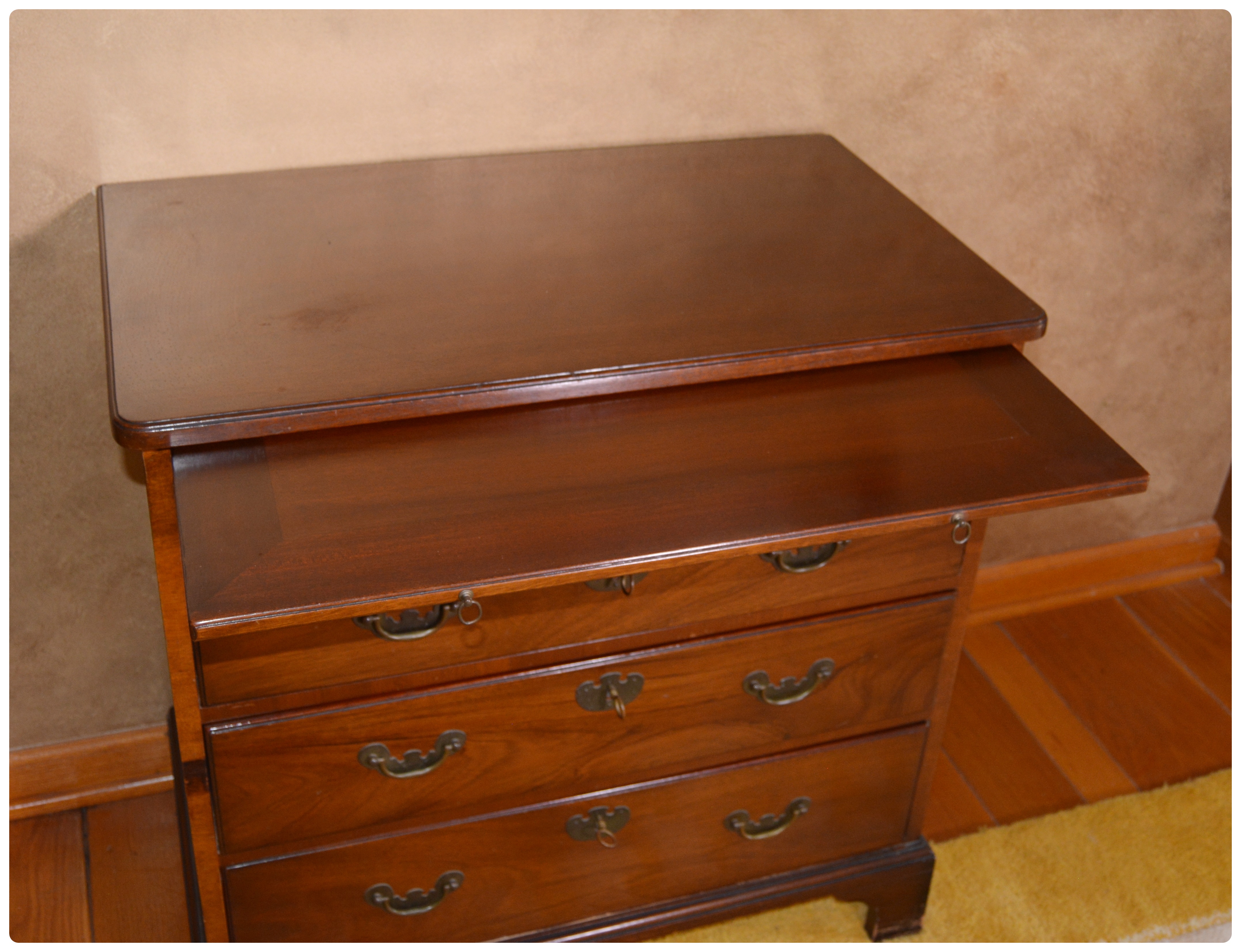 Colonial Williamsburg Restoration Mahogany Chest of Drawers, 20th Century