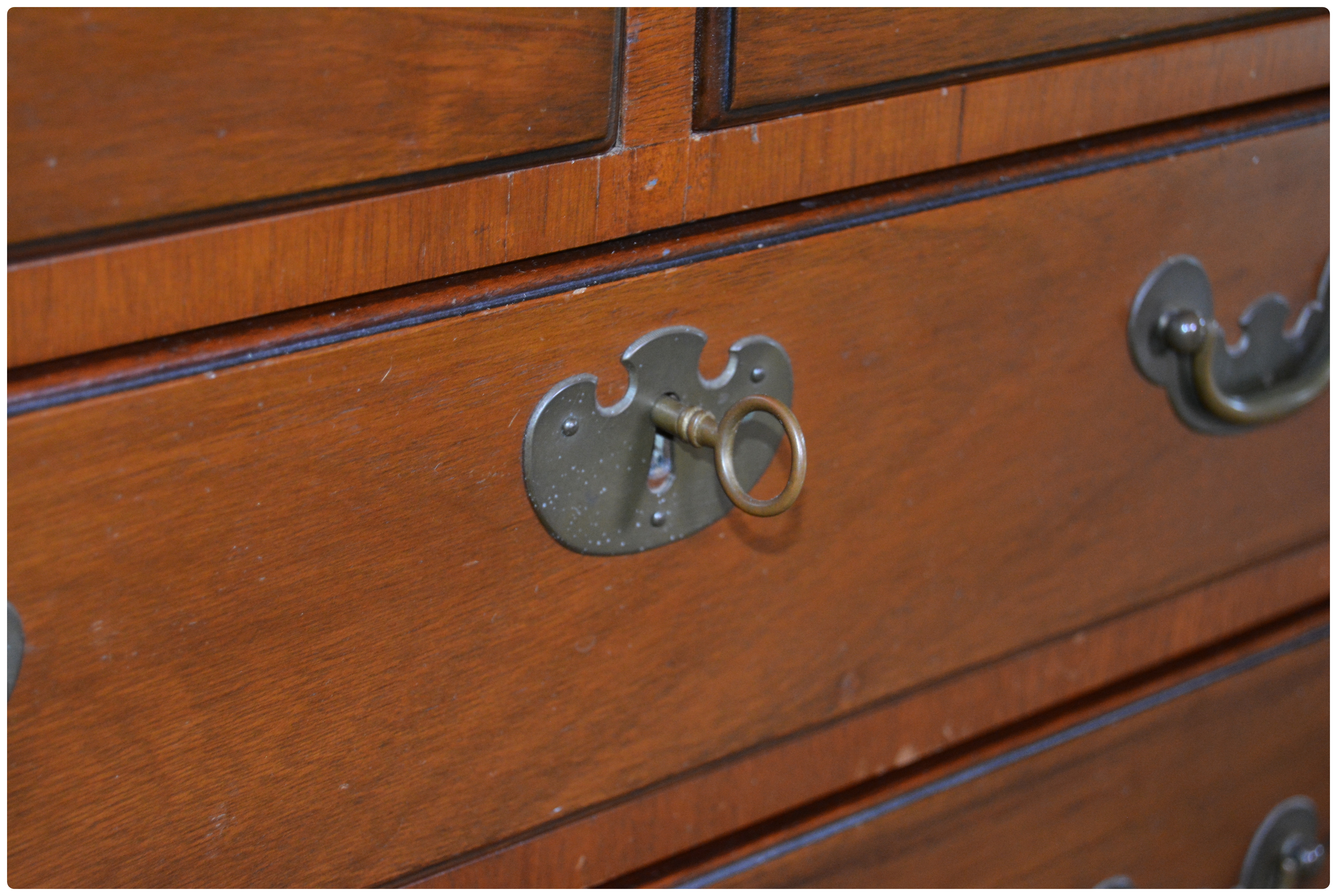 Colonial Williamsburg Restoration Mahogany Chest of Drawers, 20th Century