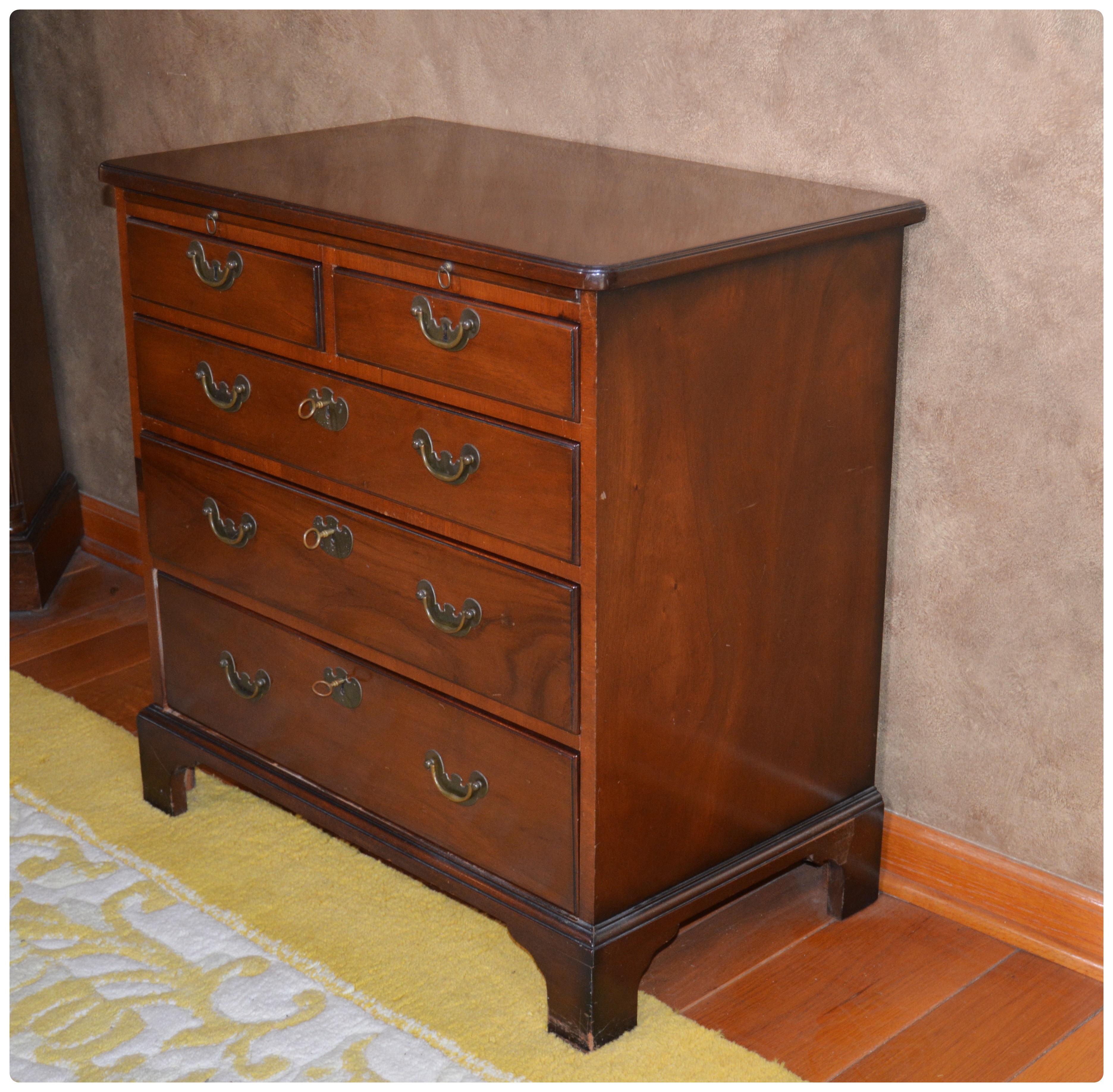 Colonial Williamsburg Restoration Mahogany Chest of Drawers, 20th Century