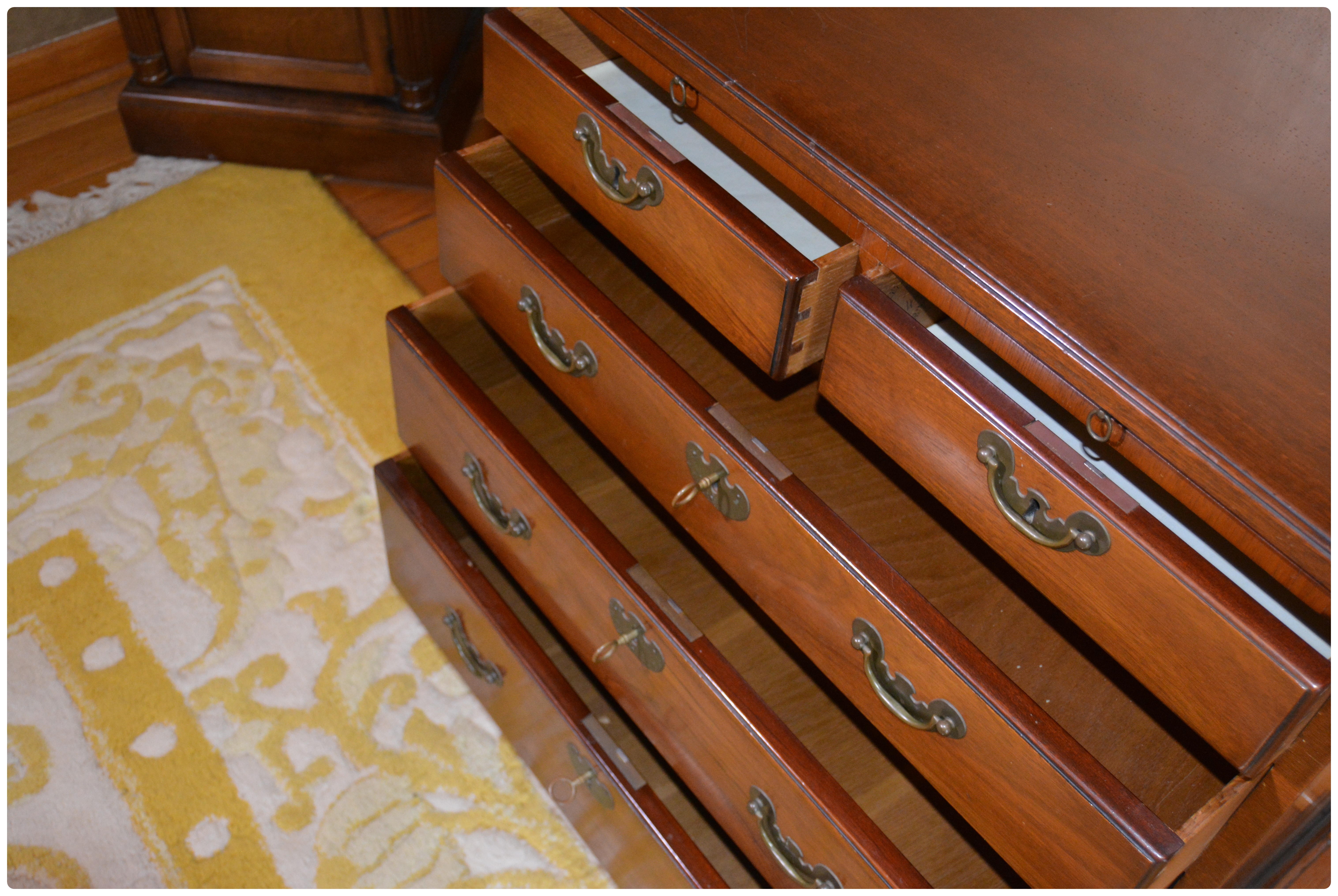 Colonial Williamsburg Restoration Mahogany Chest of Drawers, 20th Century