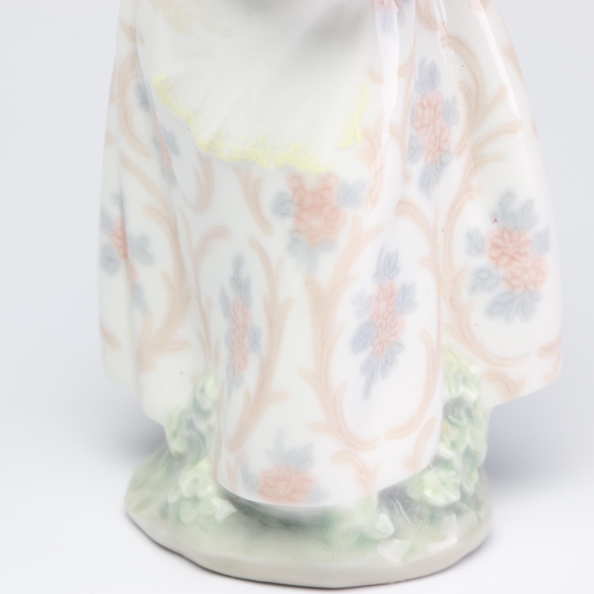 Lladro "Valencia Girl With Basket of Oranges" Figurine 4841