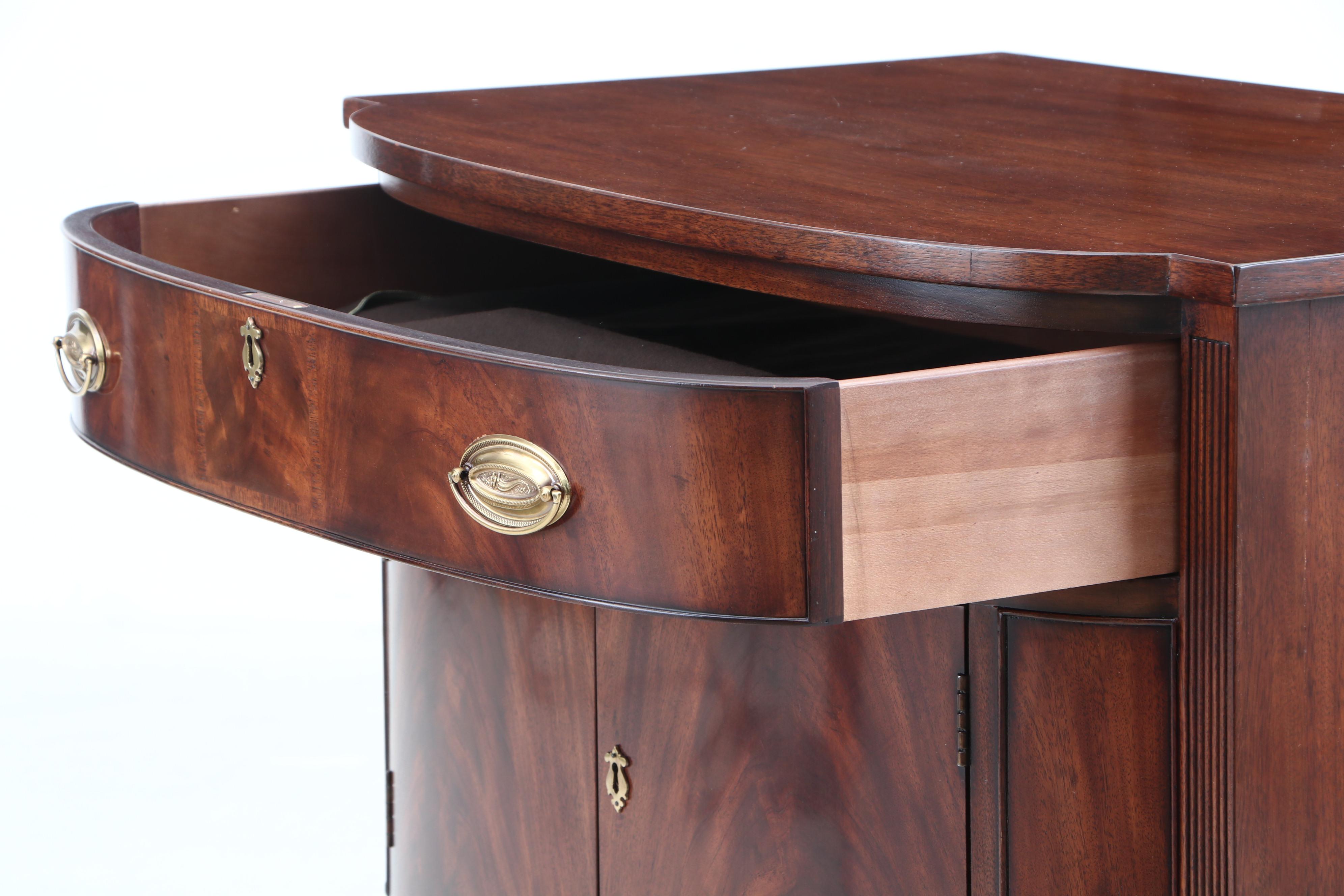 Henredon Federal Style Mahogany Silver Server, Mid to Late 20th Century