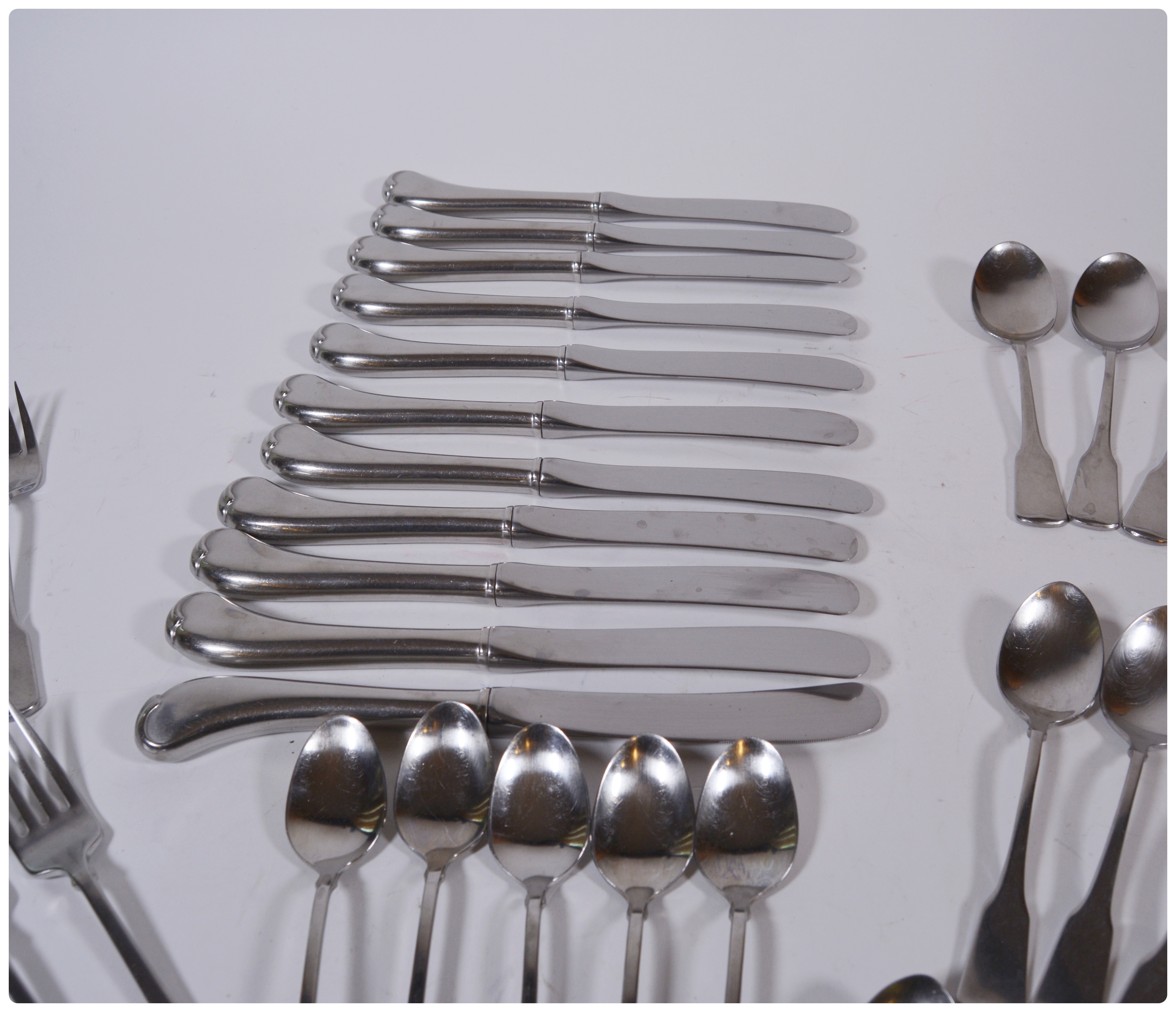 Oneida "Patrick Henry" Stainless Flatware Set