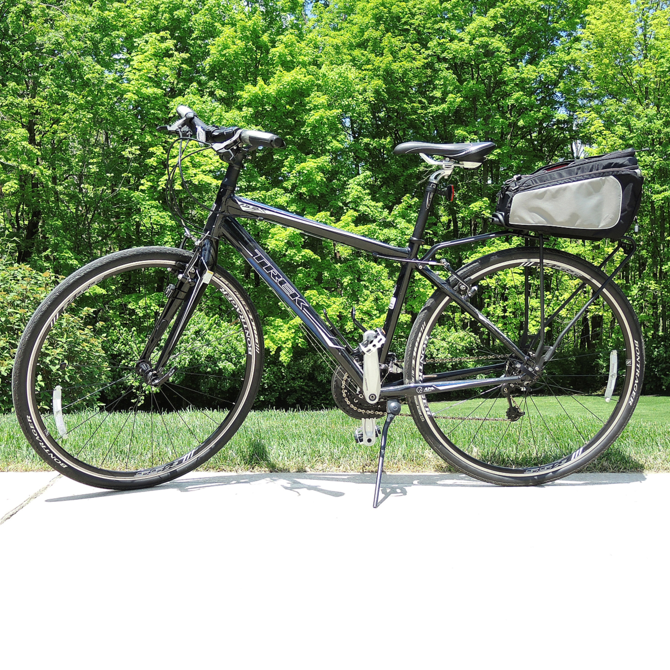 Trek 7.5 FX Alpha Aluminum Hybrid Bicycle with Bontrager Tires and Bag
