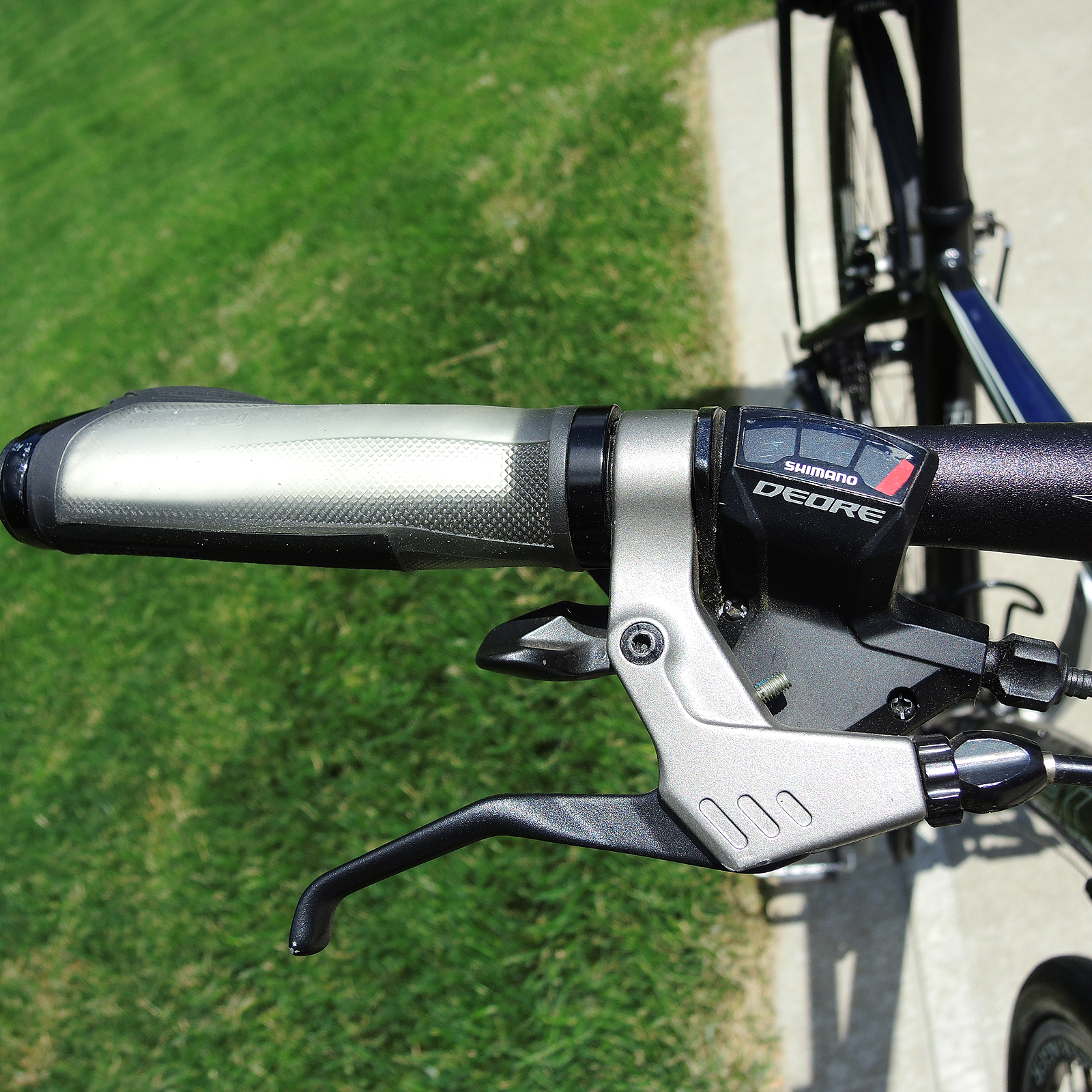 Trek 7.5 FX Alpha Aluminum Hybrid Bicycle with Bontrager Tires and Bag