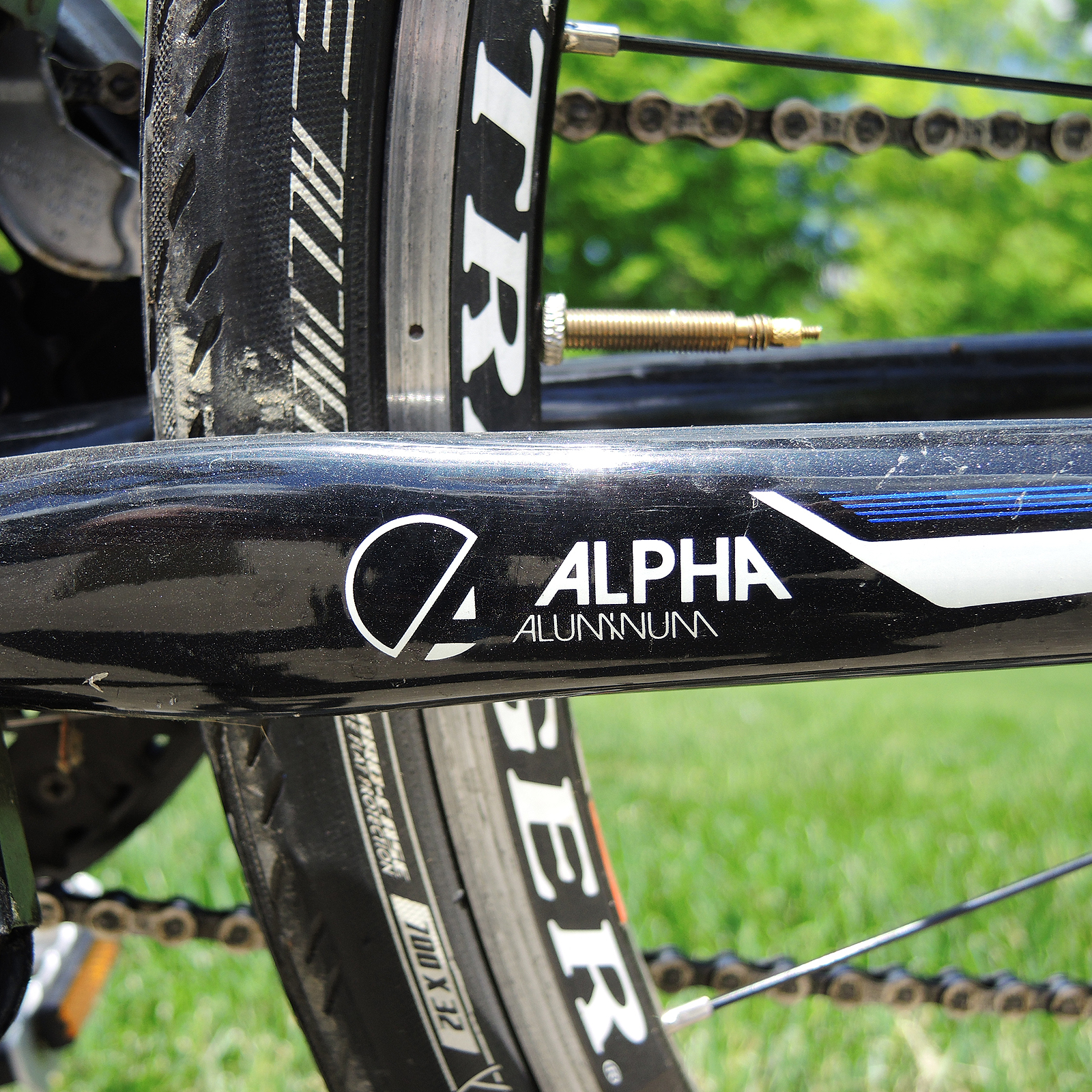 Trek 7.5 FX Alpha Aluminum Hybrid Bicycle with Bontrager Tires and Bag