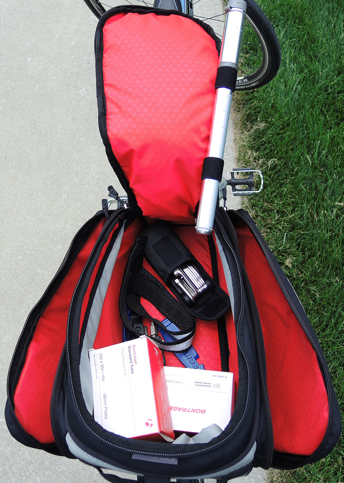 Trek 7.5 FX Alpha Aluminum Hybrid Bicycle with Bontrager Tires and Bag