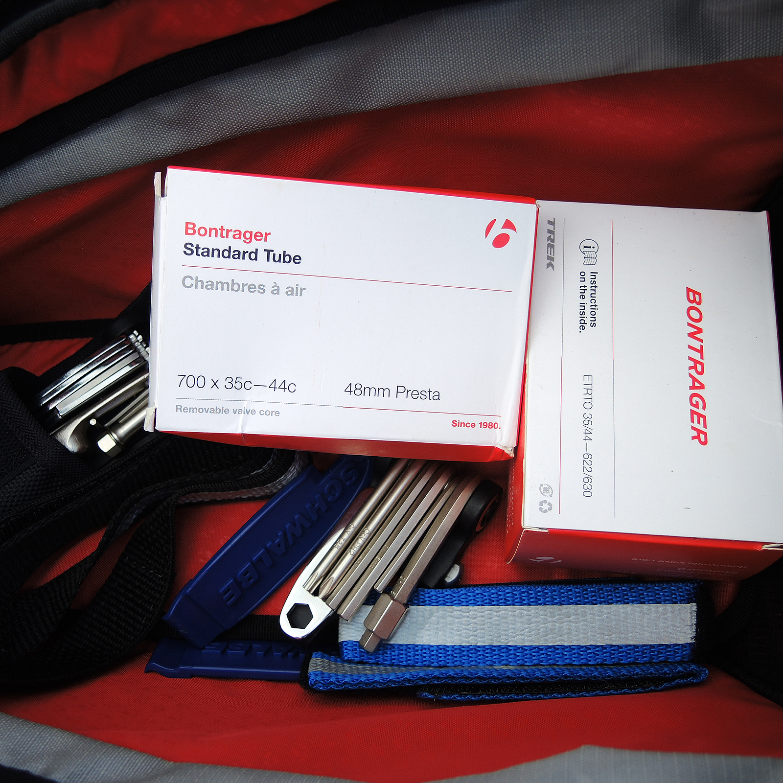 Trek 7.5 FX Alpha Aluminum Hybrid Bicycle with Bontrager Tires and Bag