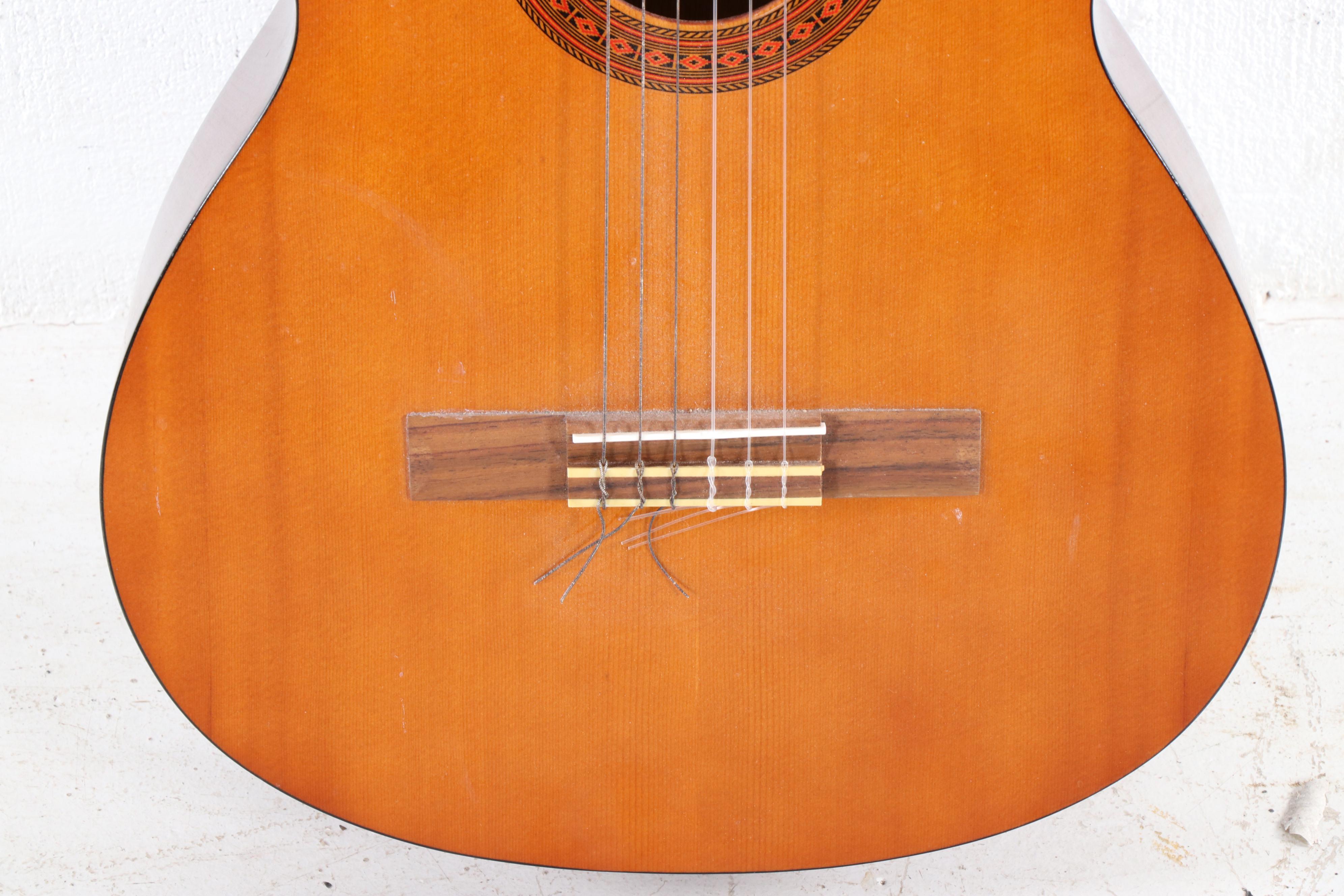 Yamaha C-40 Classical Acoustic Guitar in Natural Finish