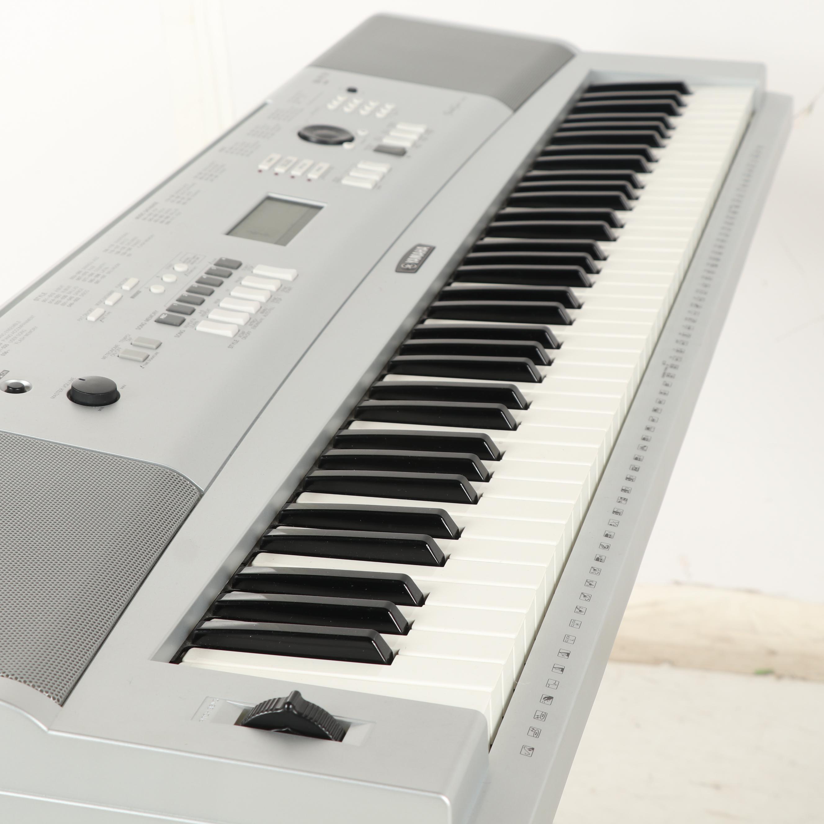 Yamaha Portable Grand DGX-220 Electric Keyboard
