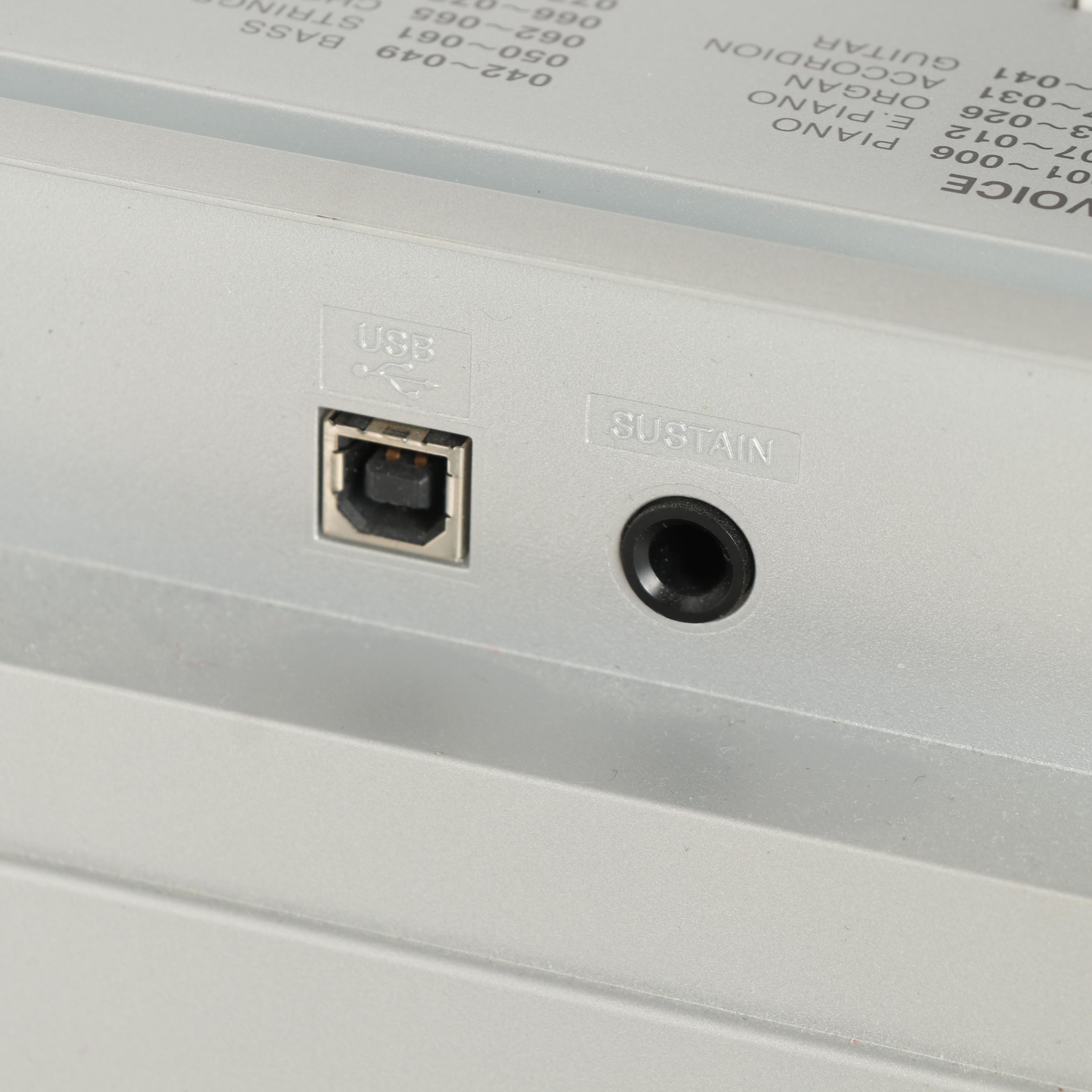 Yamaha Portable Grand DGX-220 Electric Keyboard