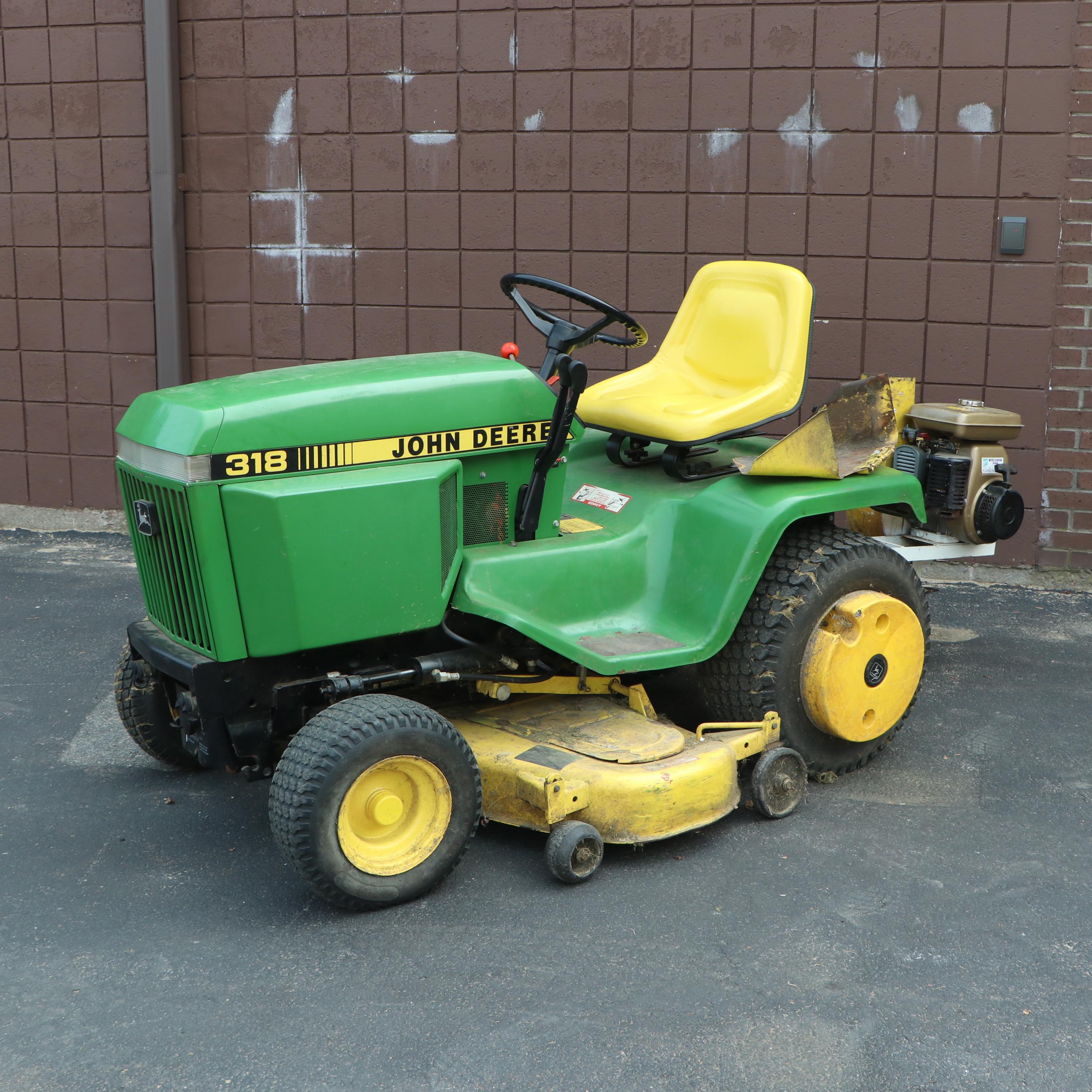 John Deere 318 Lawn Tractor