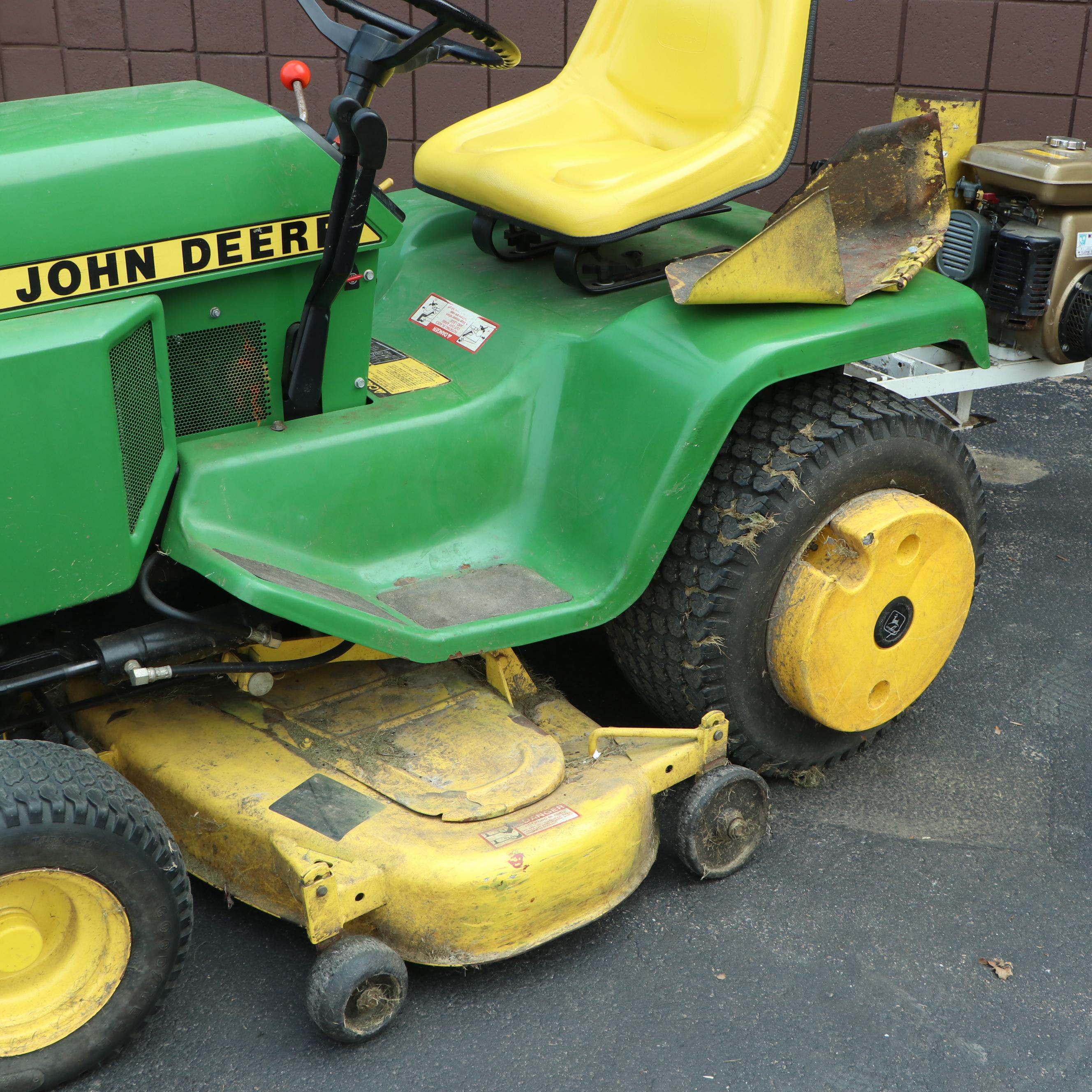 John Deere 318 Lawn Tractor
