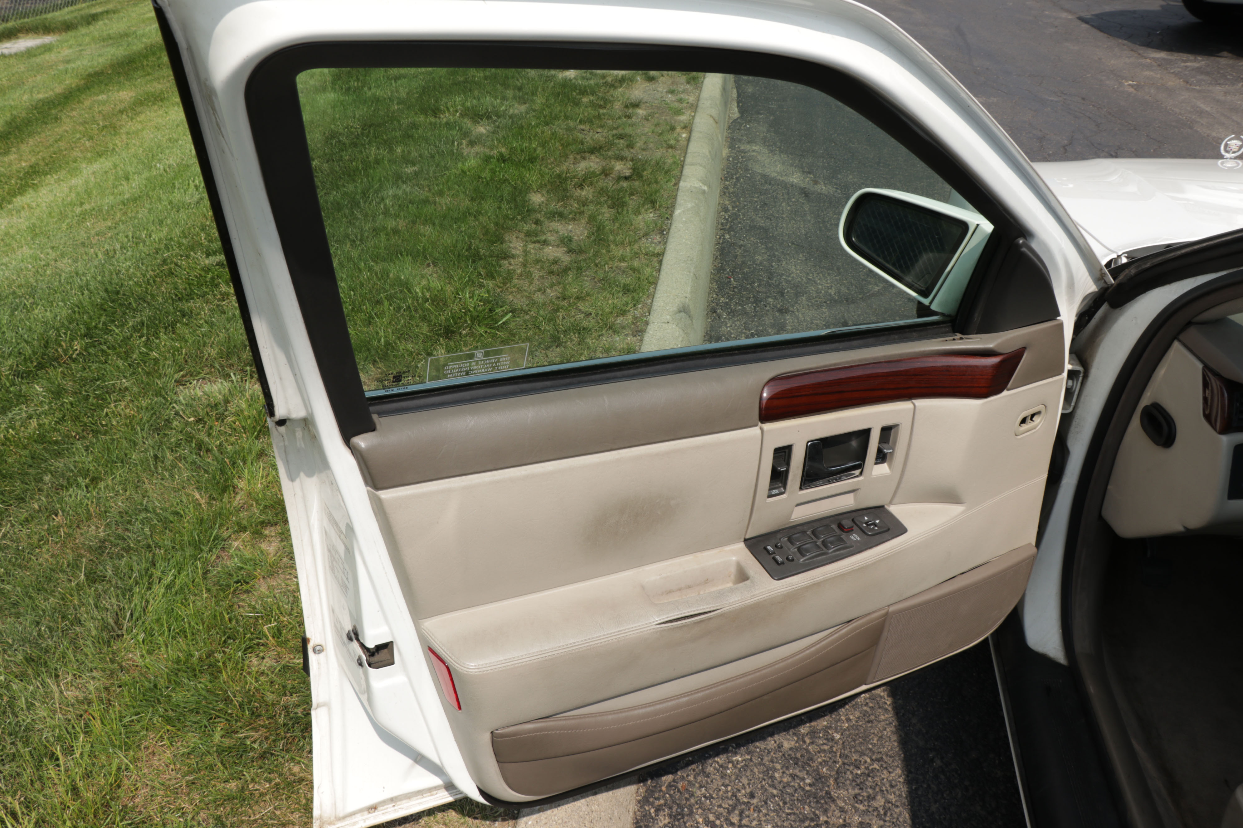 1996 White Cadillac Seville SLS