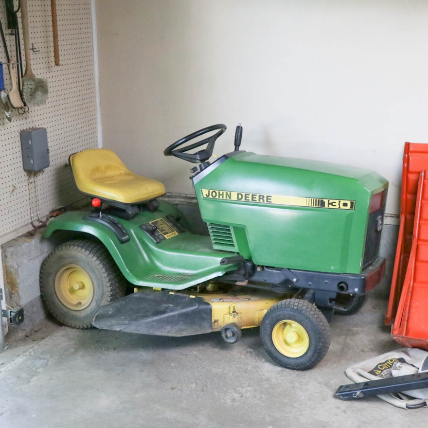 John Deere 130 Lawn Tractor