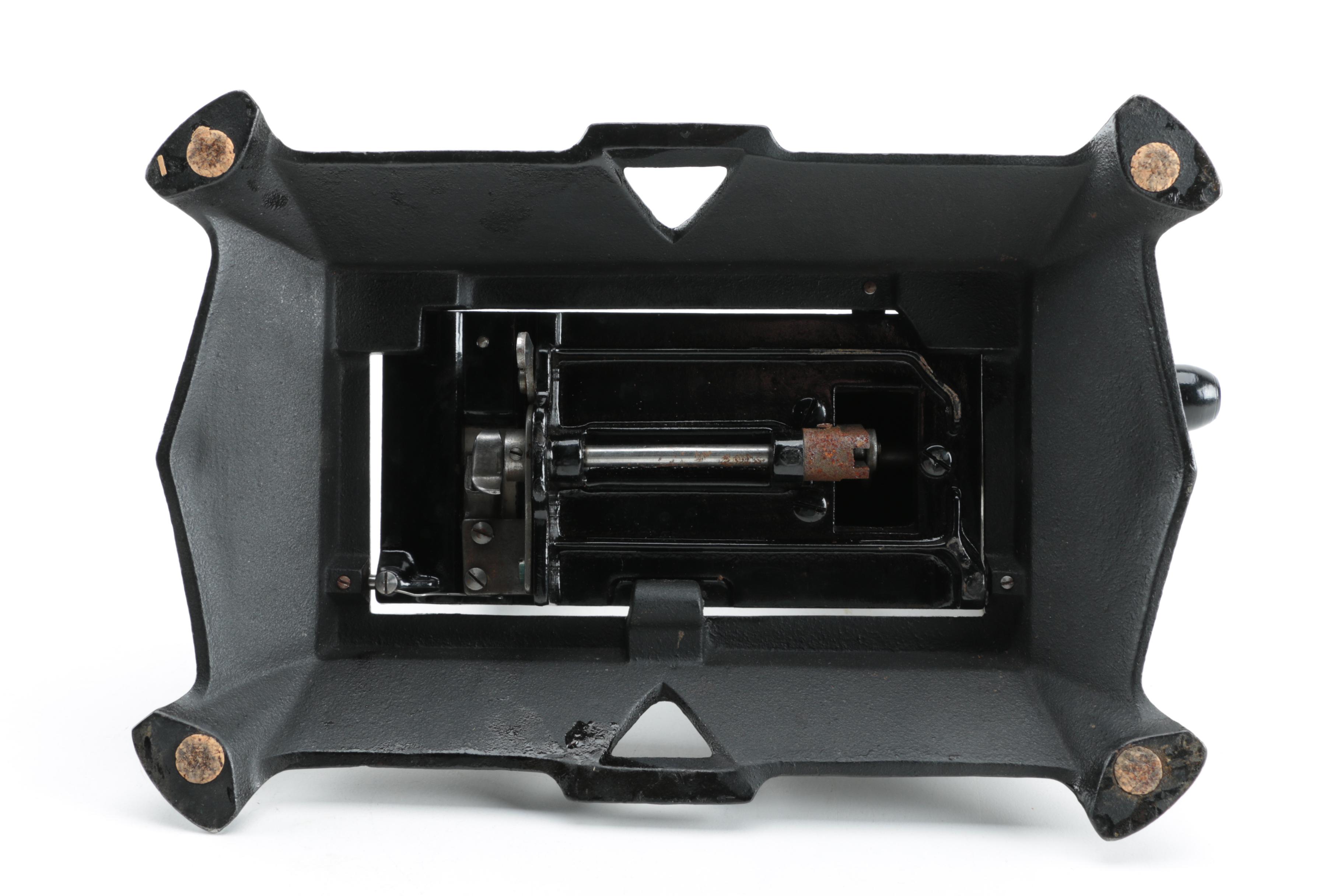 Muller "Little Beauty" Cast Iron Toy Sewing Machine, Early 20th Century