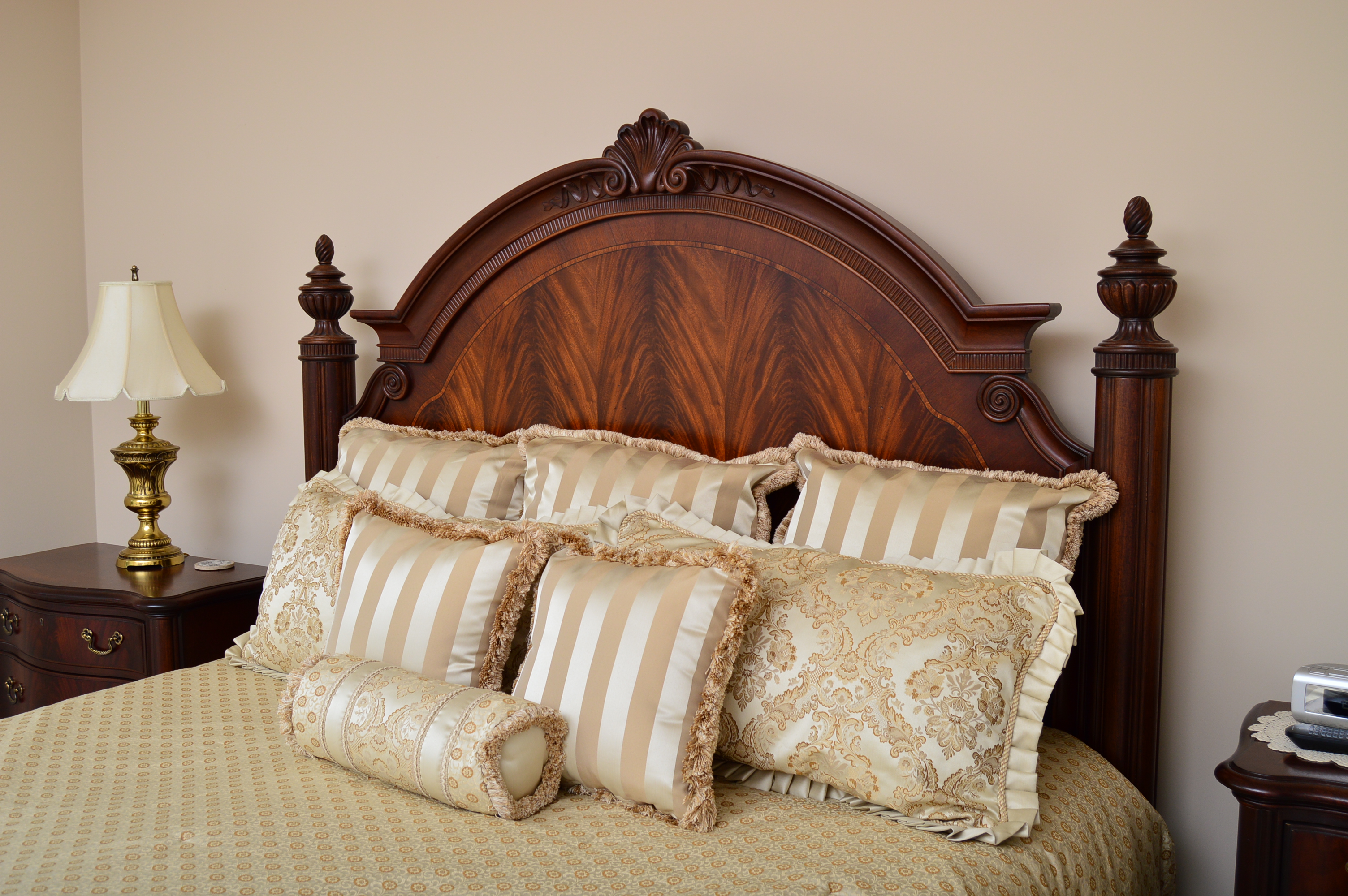 Thomasville "Kent Park" Mahogany King-Sized Poster Bed with Linens and Pillows