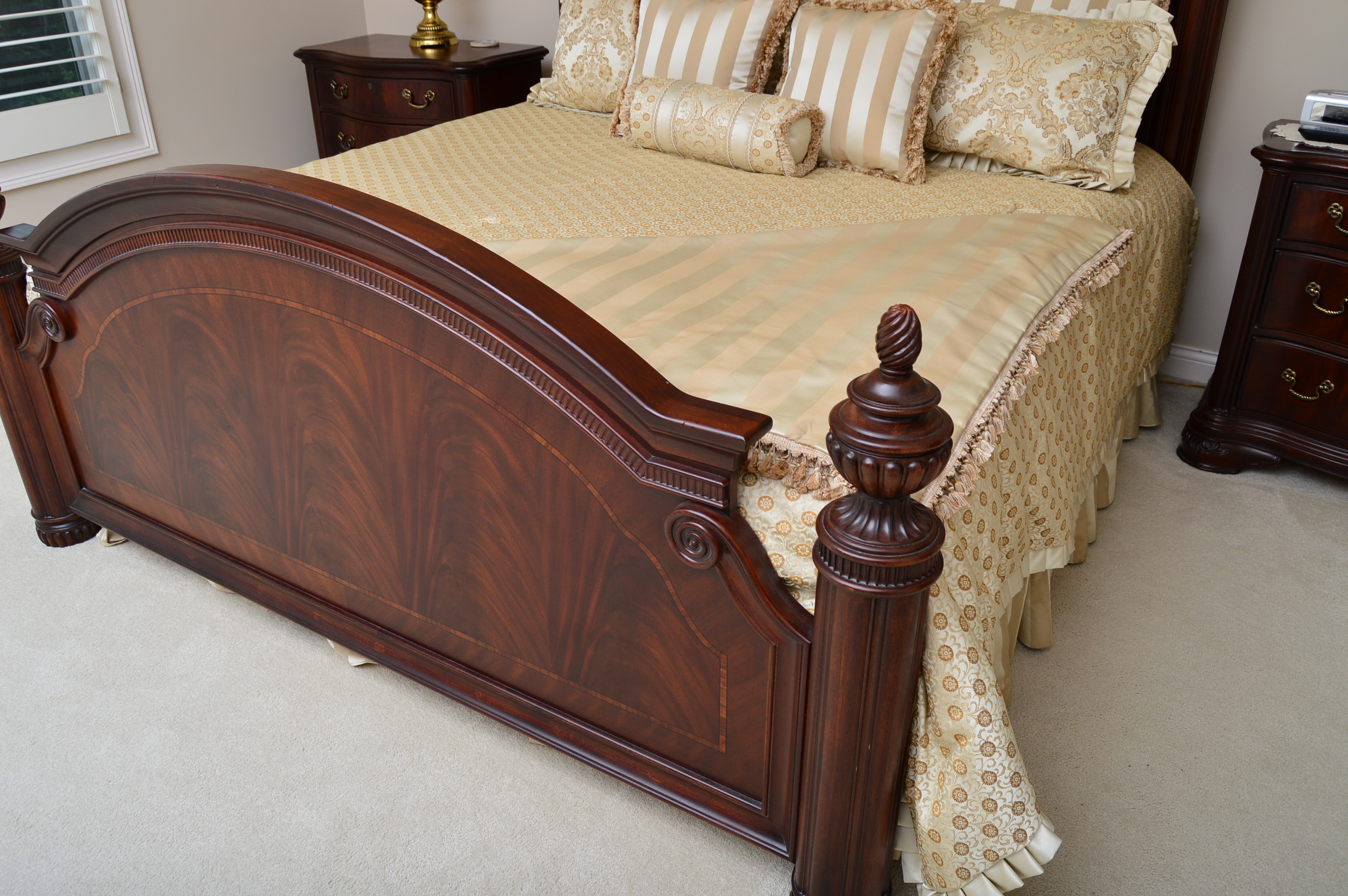 Thomasville "Kent Park" Mahogany King-Sized Poster Bed with Linens and Pillows