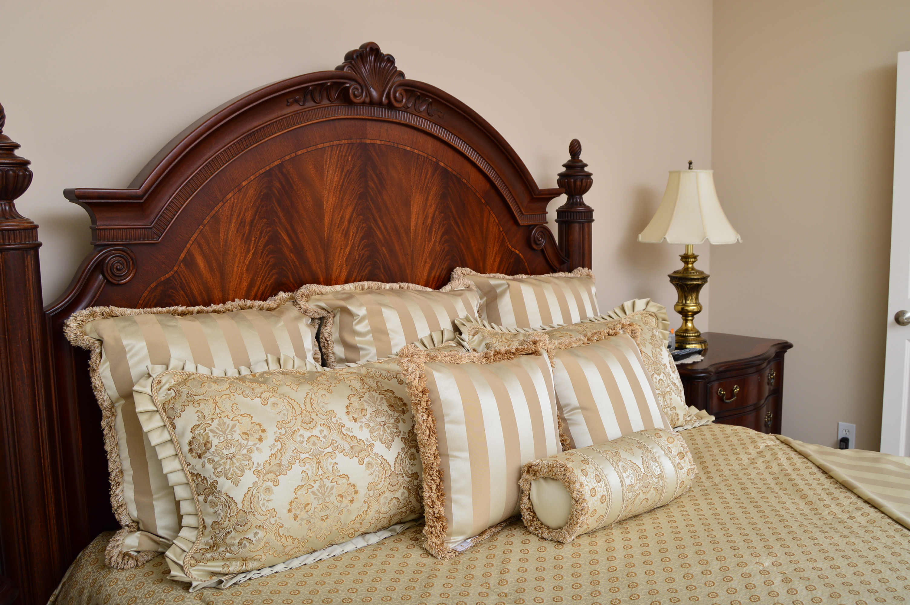 Thomasville "Kent Park" Mahogany King-Sized Poster Bed with Linens and Pillows