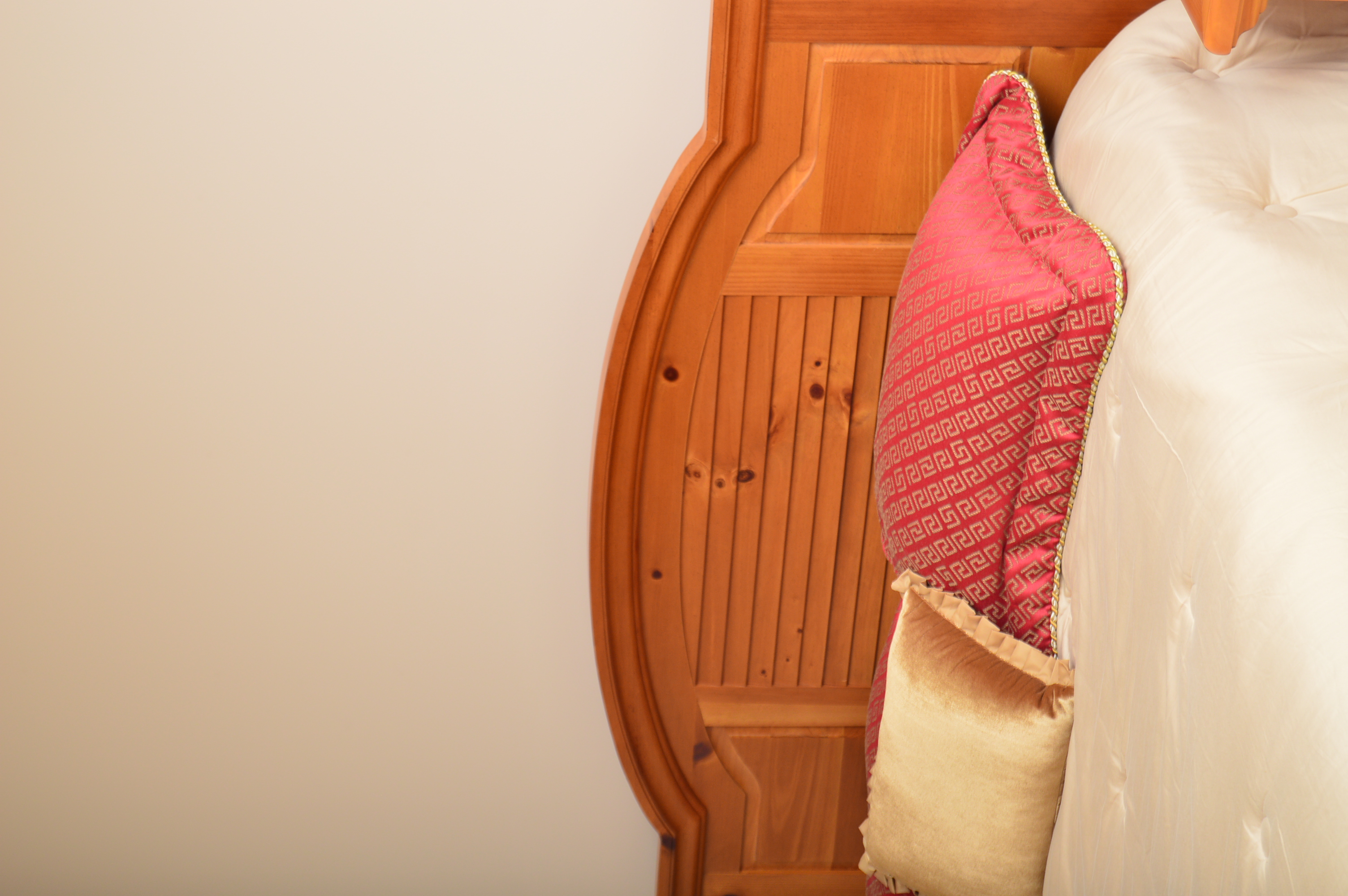 Broyhill Pine Queen-Sized Bed with Night Stands and Table Lamps