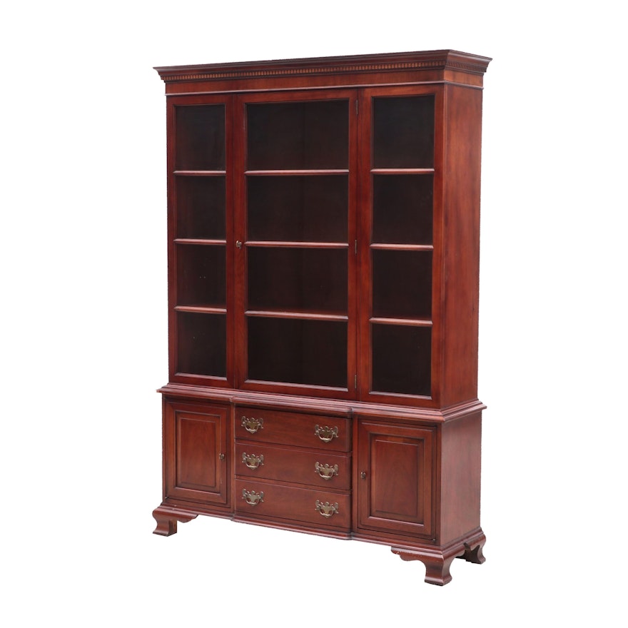 Hickory Chair Company George III Style Mahogany Curio Cabinet, 20th Century