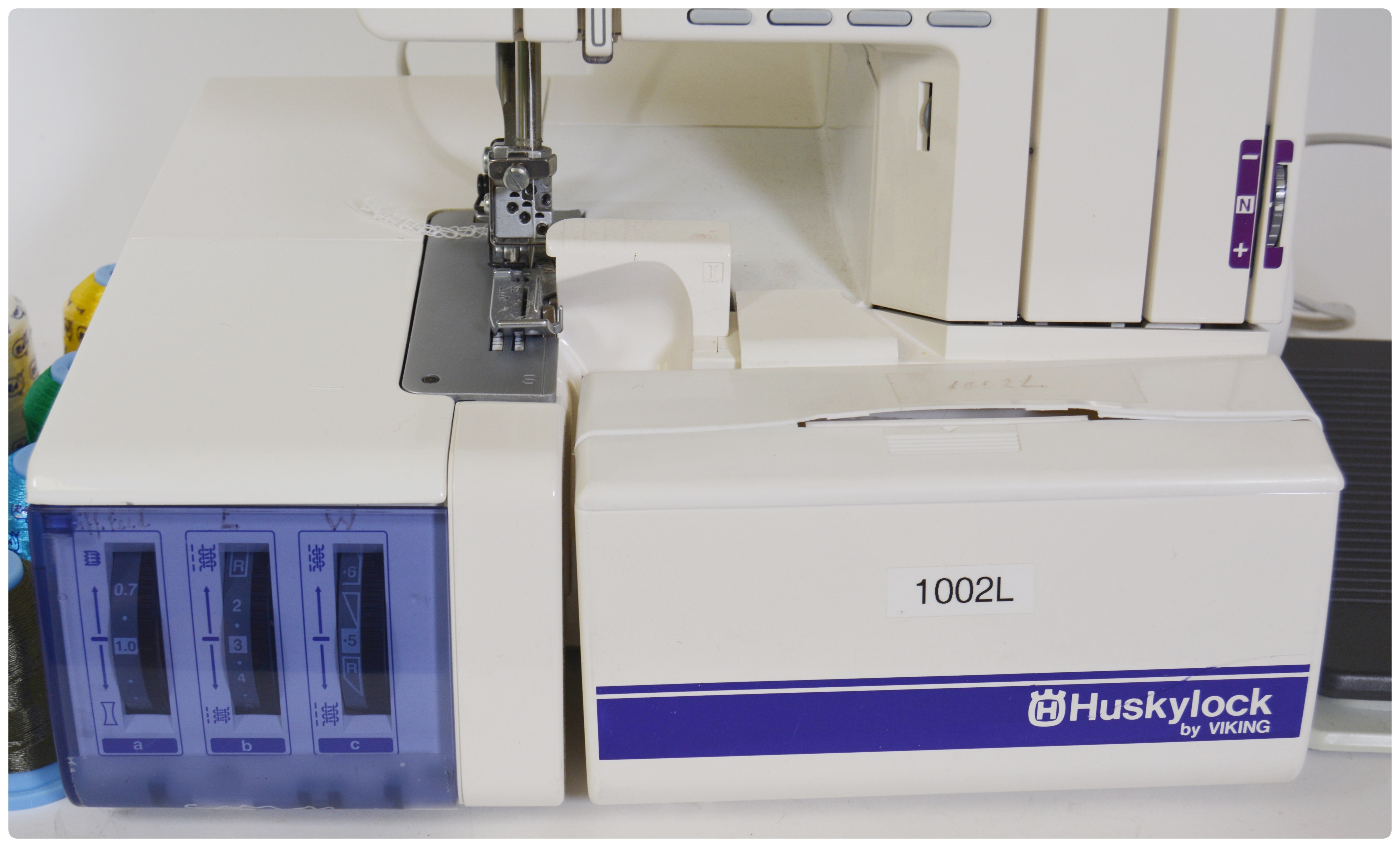 Husqvarna Viking Huskylock 1002LCD 1002L Five Thread Serger Sewing Machine