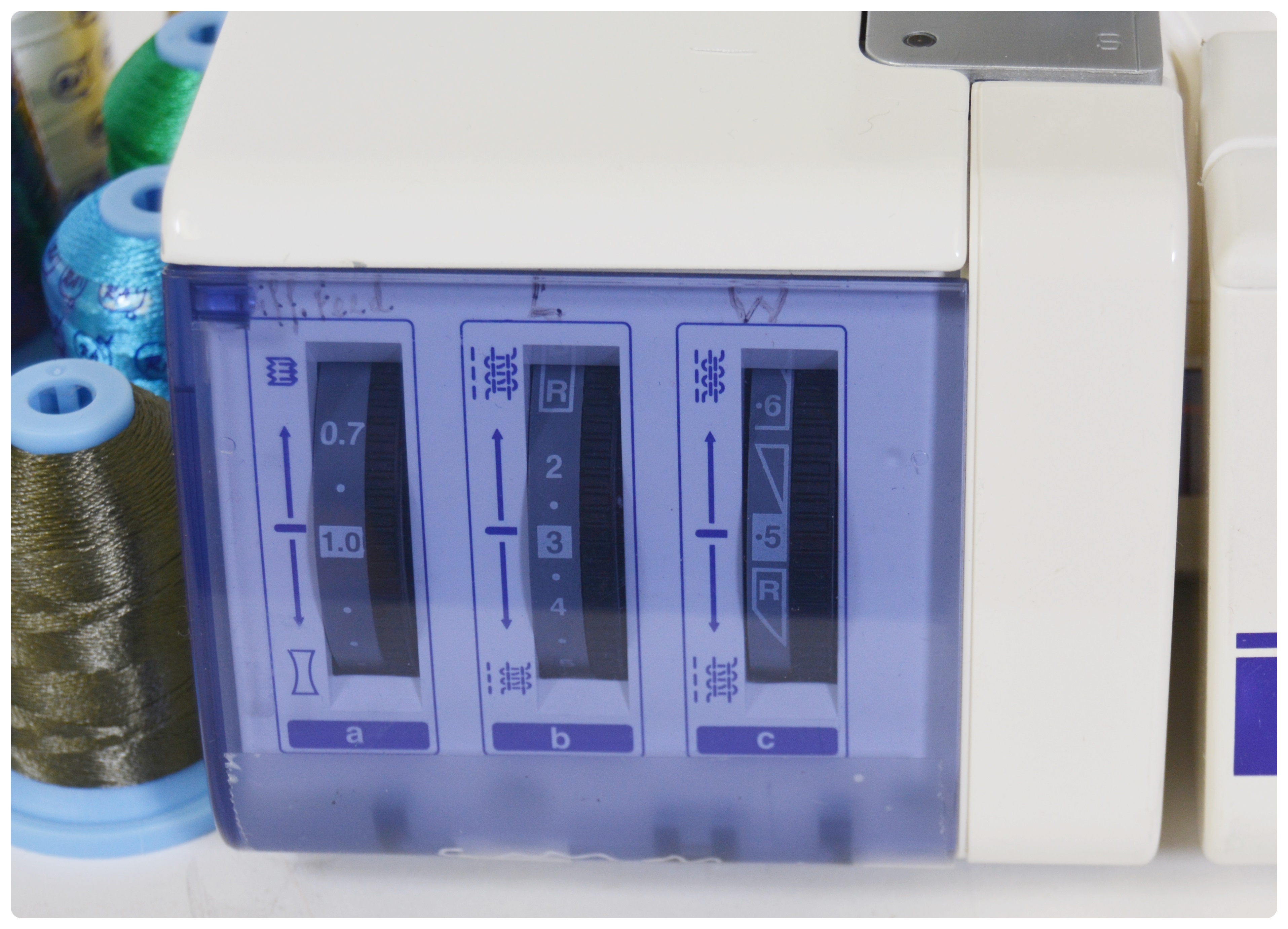 Husqvarna Viking Huskylock 1002LCD 1002L Five Thread Serger Sewing Machine