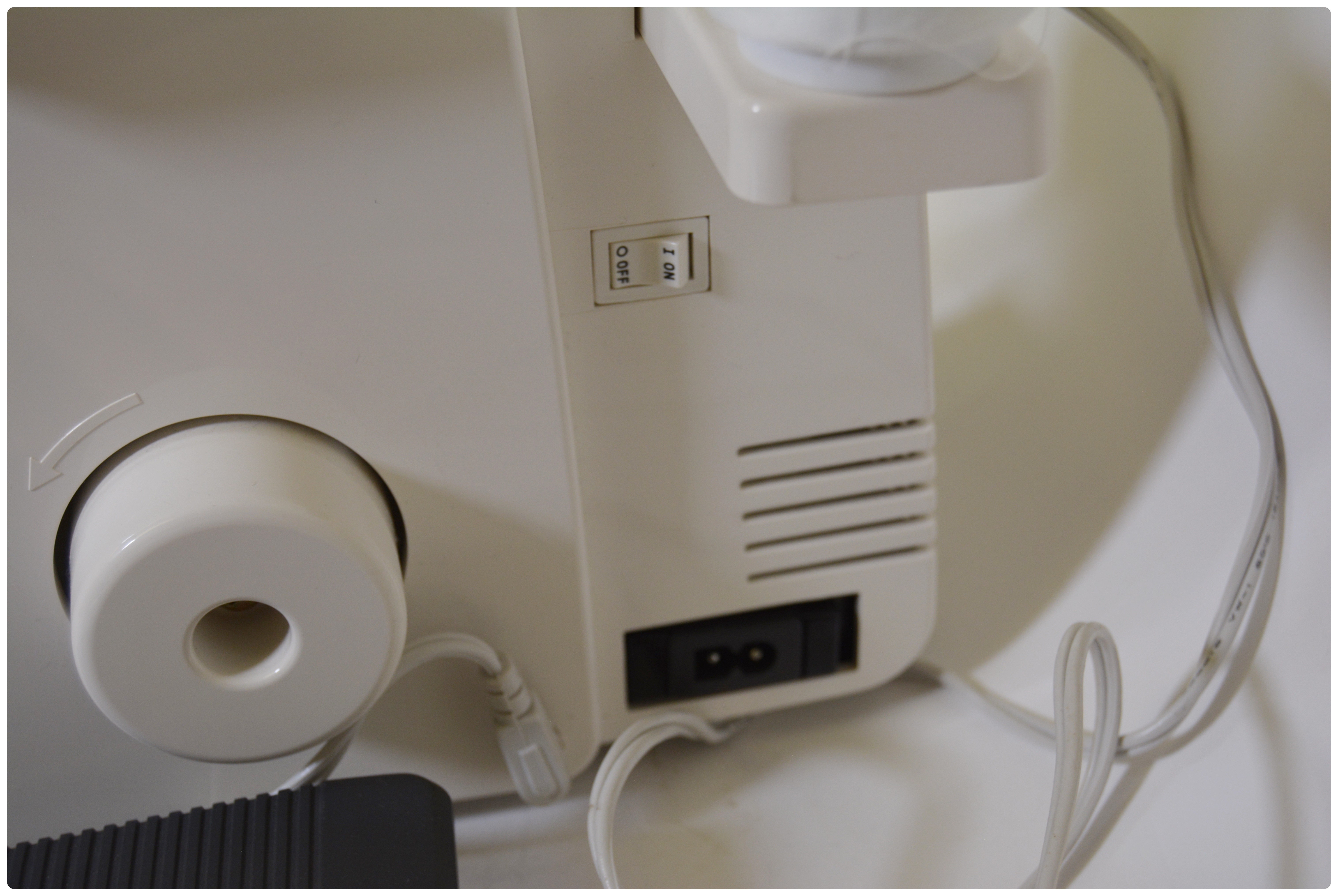 Husqvarna Viking Huskylock 1002LCD 1002L Five Thread Serger Sewing Machine