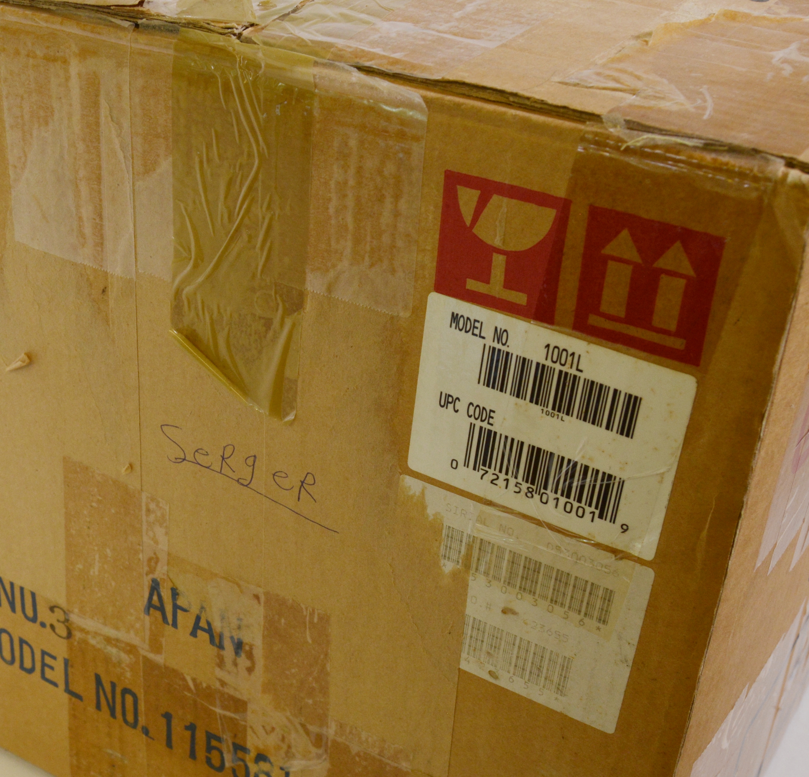 Husqvarna Viking Huskylock 1002LCD 1002L Five Thread Serger Sewing Machine