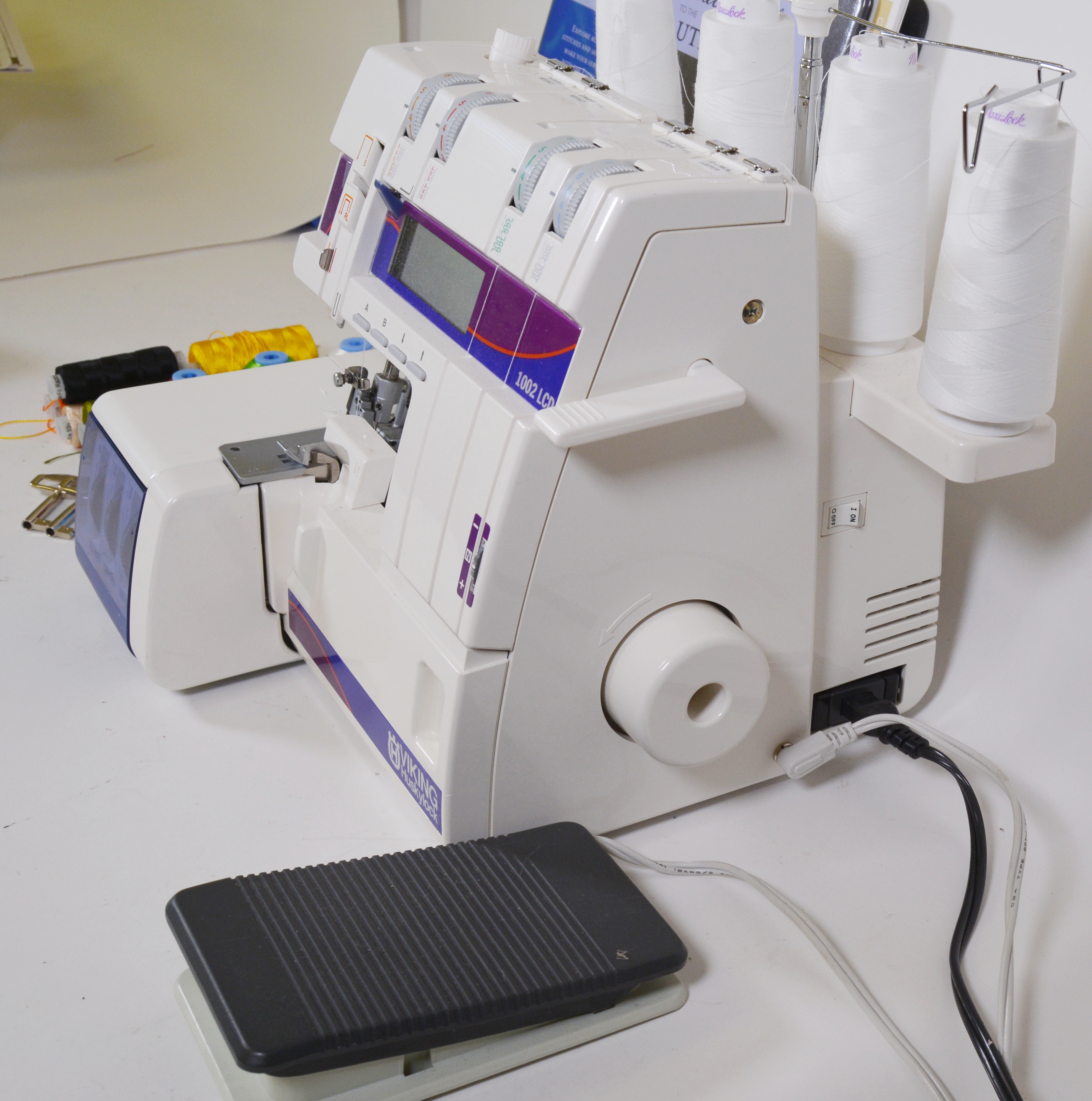 Husqvarna Viking Huskylock 1002LCD 1002L Five Thread Serger Sewing Machine