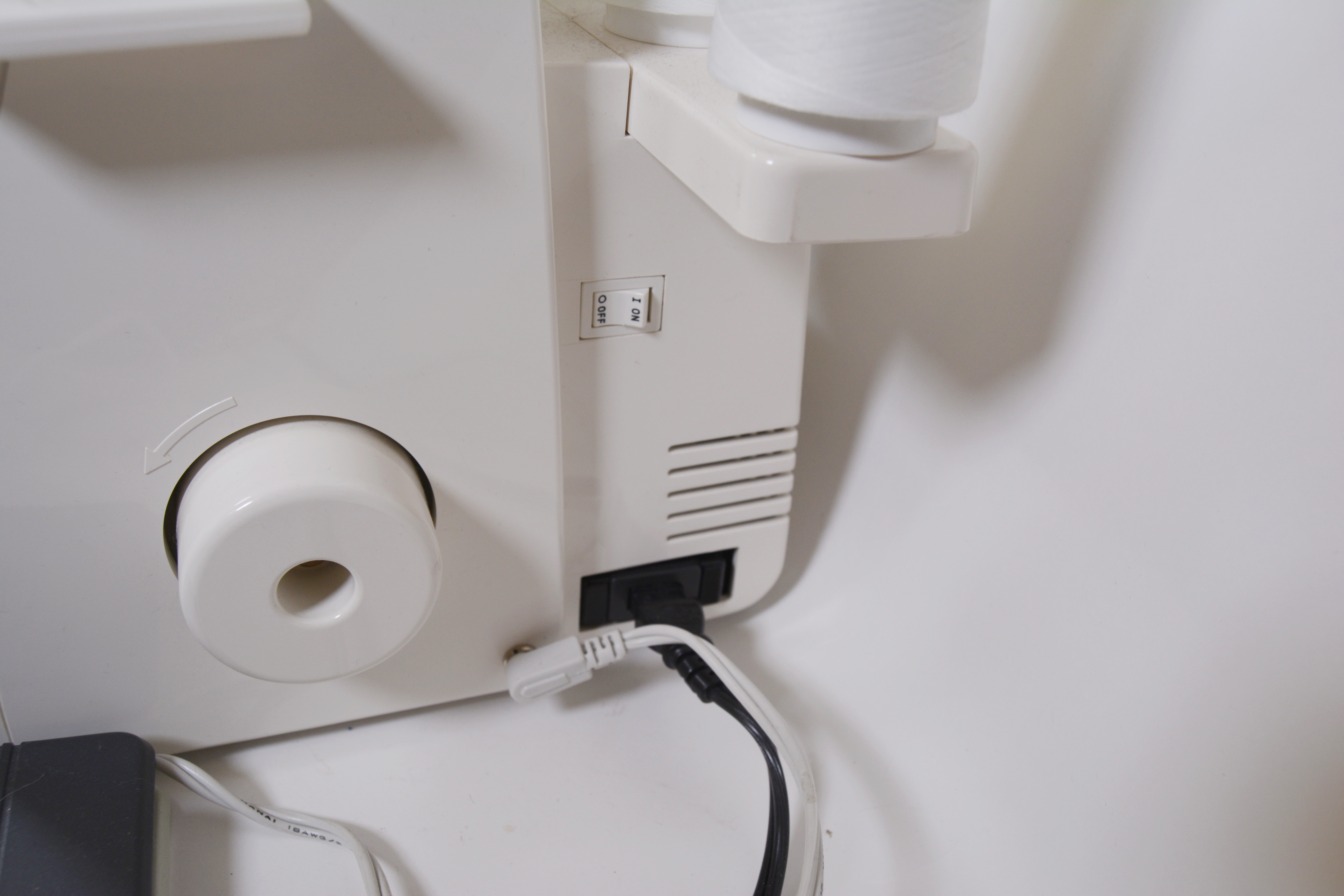 Husqvarna Viking Huskylock 1002LCD 1002L Five Thread Serger Sewing Machine