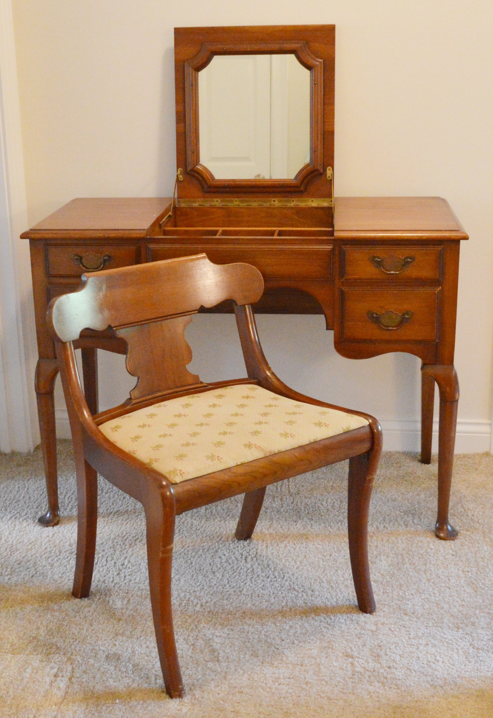 Queen Anne Style Mahogany Vanity Table and Chair, 20th Century